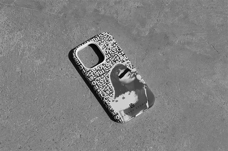 Regular Gifts

Every member of the Circle holds a singular place within Landson Studios.

Our gestures of appreciation — hand-signed prints, limited-edition pieces, miniature originals, and bespoke notebooks, arrive in the custom Landson Studios gift