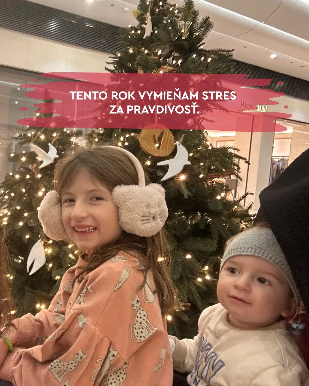 Nepotrebujem, aby bol stromček dokonale symetrick&yacute;.
Ani aby som stihla v&scaron;etko.

Potrebujem c&iacute;tiť, že sa m&ocirc;žem uvoľniť.
Aj keď je niečo &bdquo;nedokončen&eacute;&ldquo;, ja m&ocirc;žem byť v pokoji.

✨ Vianoce nemusia byť v&