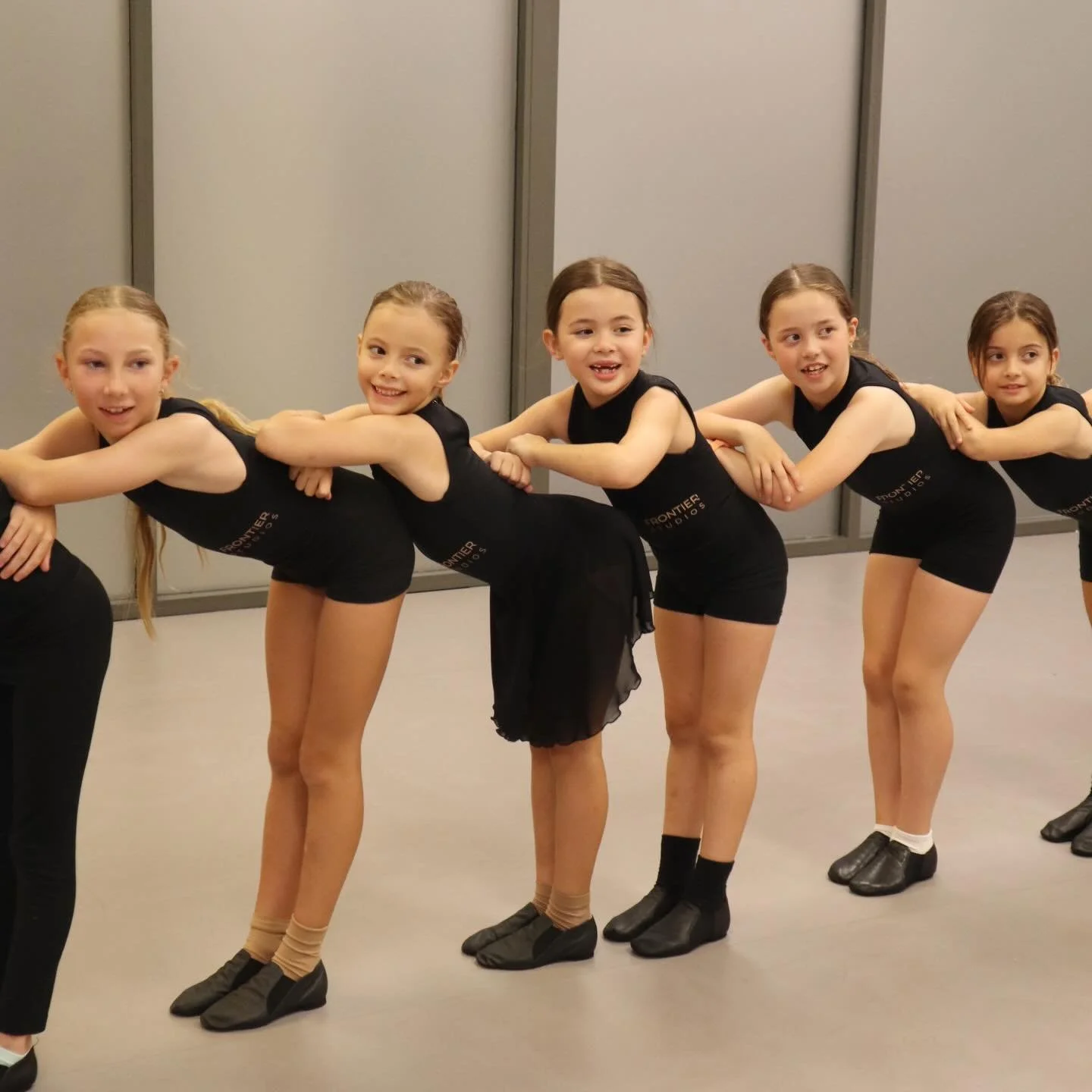 Getting back into team routines for 2026 〰️

#FrontierStudios #brisbanefamilies #BrisbaneBayside #TingalpaDance #DanceTeam