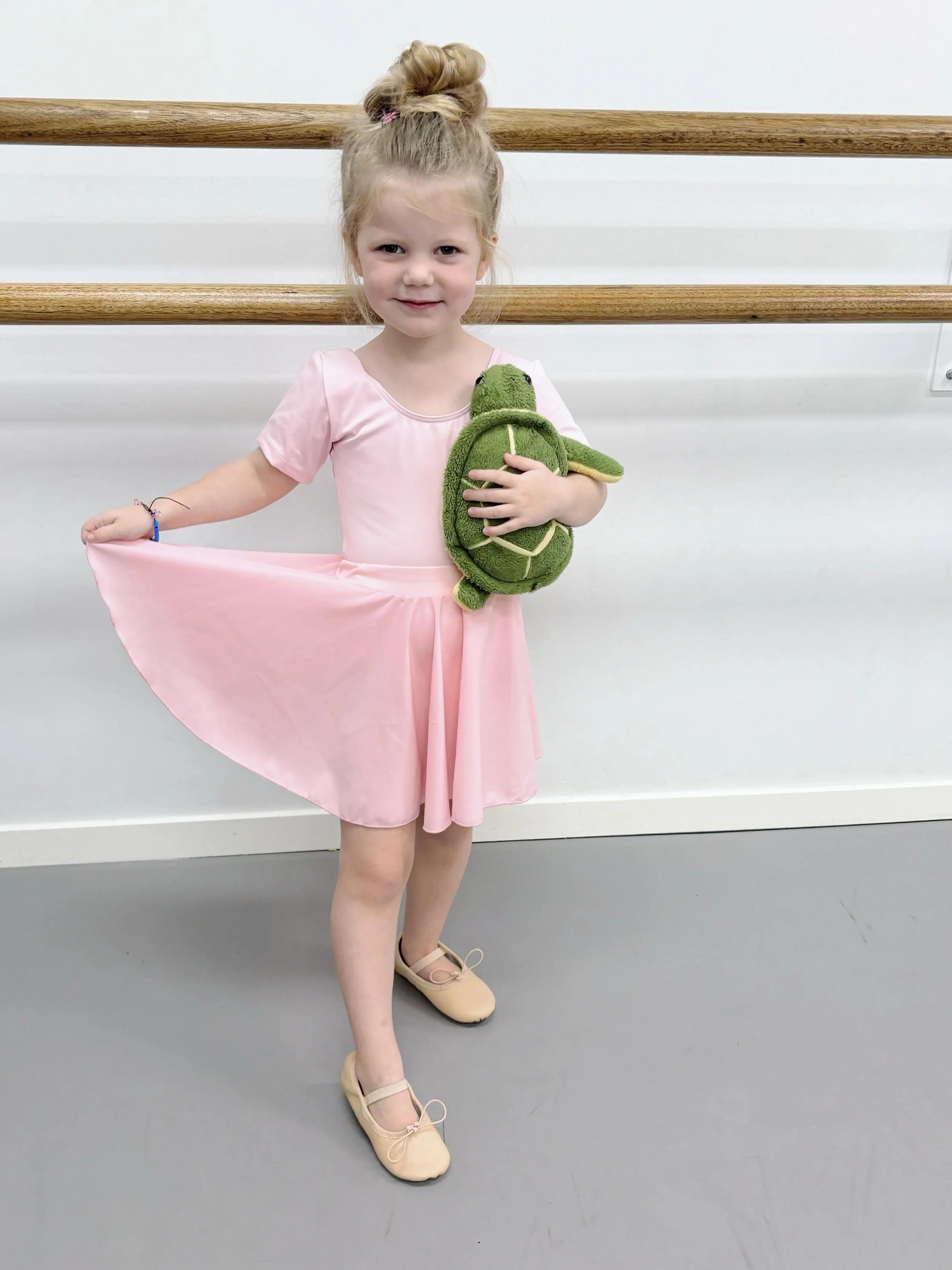 Our preschool ballerinas are turtle-y CUTE! 🐢🩰

We love when kindy mascots come to visit 💗

#frontierstudios #tingalpa #brisbanekids #toddlerballet #brisbaneballet
