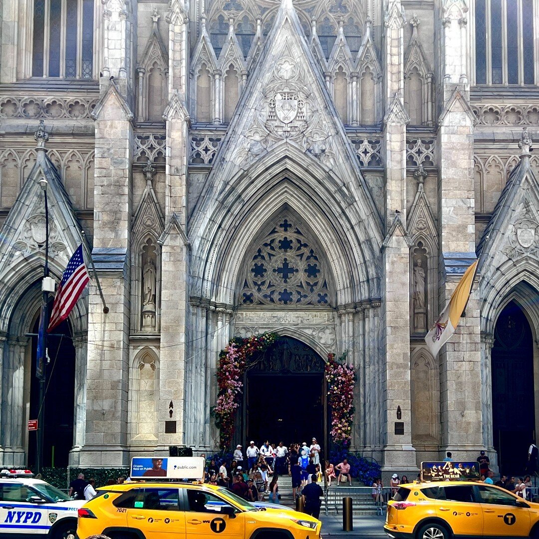 Did you know that St Patrick's Cathedral's iconic fa&ccedil;ade consists of grandiose Gothic architecture with an exquisite bronze doorway! 😍
🏙️
✨
🗝️
🏡
💁&zwj;♀️
#stpatrick #cathedral #nyclandmarks #church #rockefellercenter #wanderlust #newyork 