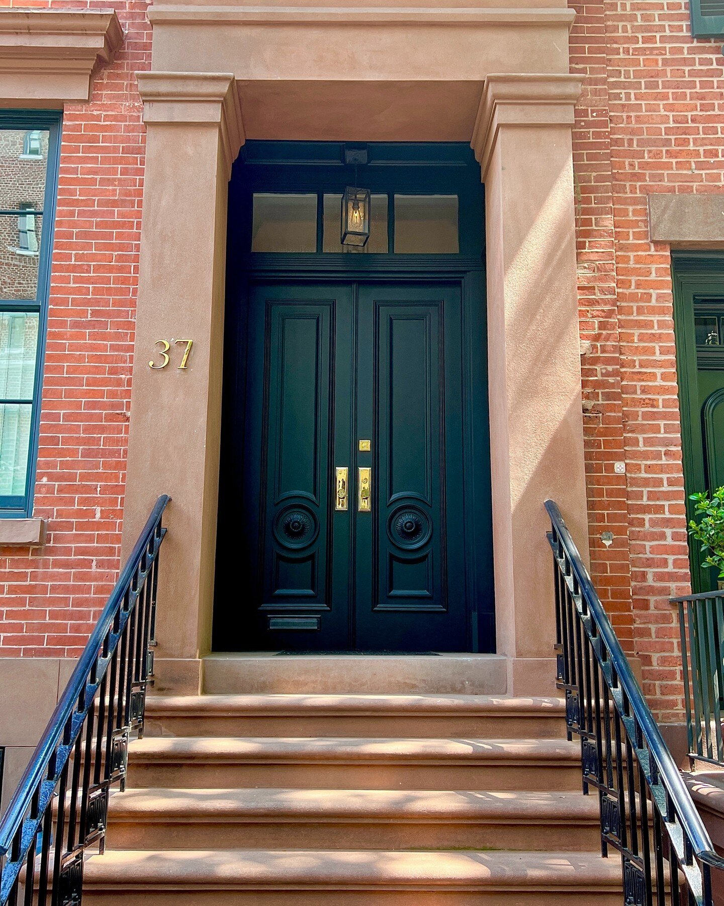 Refined gold accents in the West Village!
🏙️
✨
🗝️
🏡
💁&zwj;♀️
#westvillage #thevillage #luxurynyc #luxury #luxuryapartments #manhattan #nyc #wsp #nycapartments #nycbroker #listing #selling #buying #househunting #curbappeal #manhattan #buyers #autu