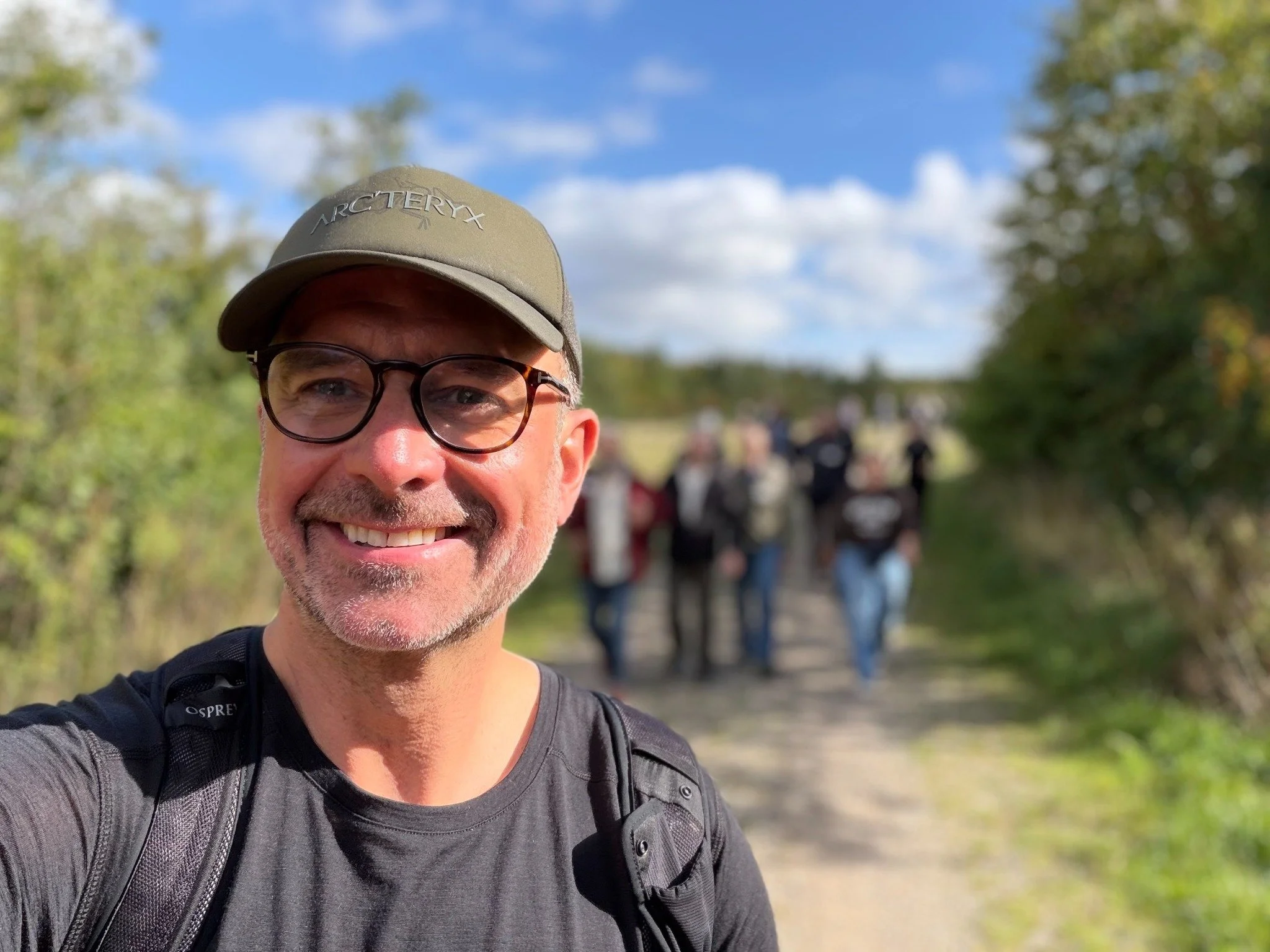Søren Kottal Eskildsen fra MindHike med deltagere på en vandring