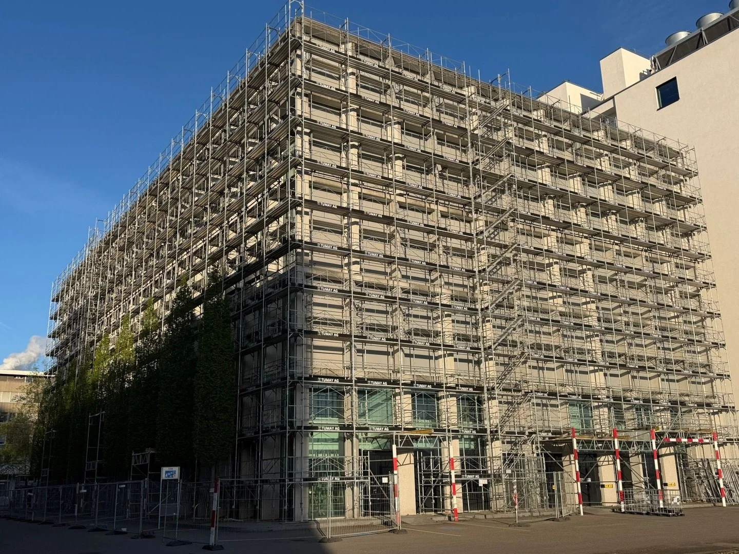 🏗️ Grossprojekt bei Novartis 🔥

Wir sind aktuell mit einer grossfl&auml;chigen Ger&uuml;stung auf dem Novartis Areal im Einsatz. Pr&auml;zise Planung, starke Teamarbeit und volle Leistung auf der Baustelle 👷&zwj;♂️💪

Das Projekt l&auml;uft auf Ho