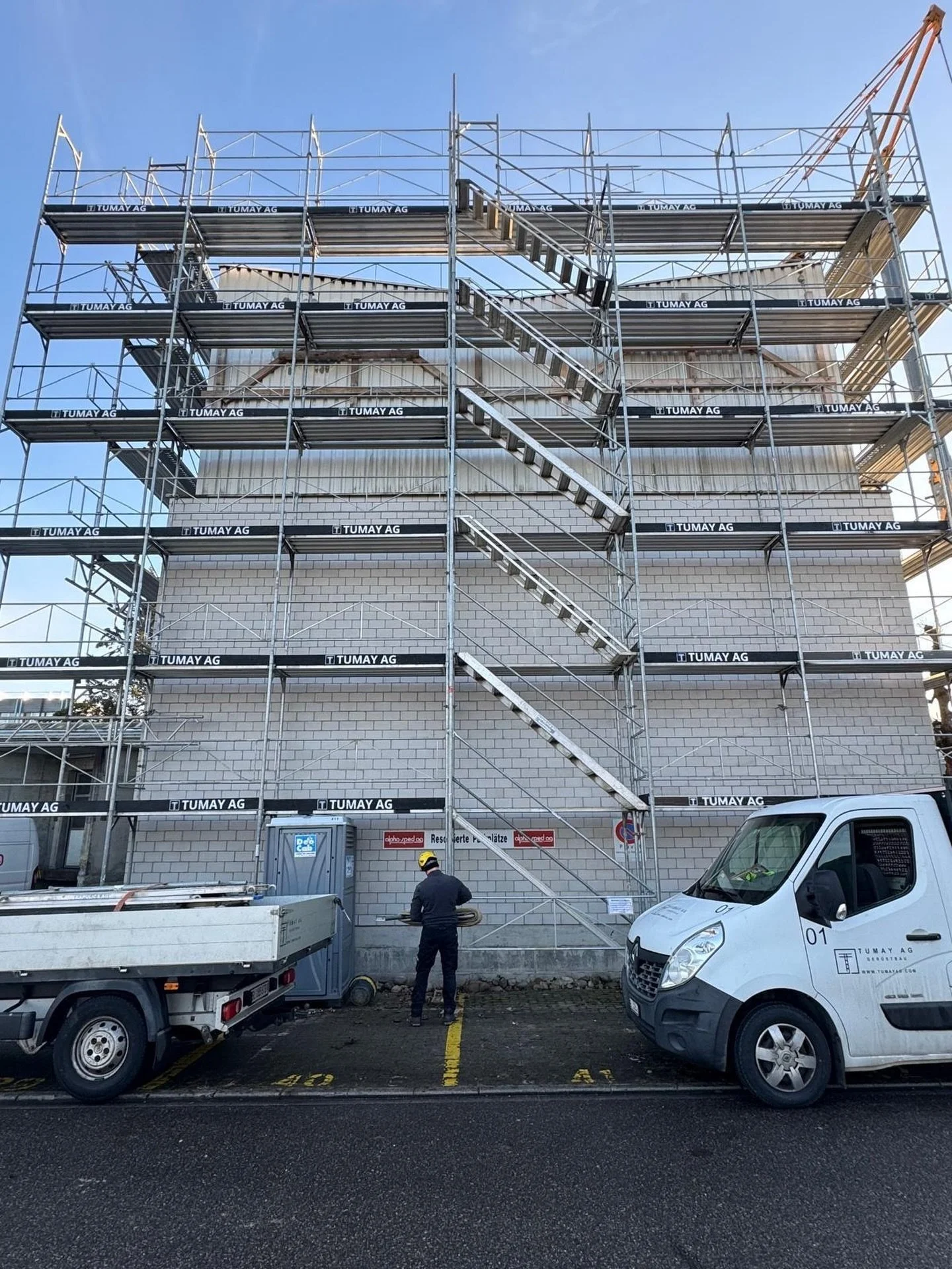 Unser Ger&uuml;st steht f&uuml;r Sicherheit, Qualit&auml;t und saubere Arbeit. Zuverl&auml;ssig bei jedem Projekt.🚧 
#ger&uuml;stbau #TumayAG #construction #sicherheit #baustelle