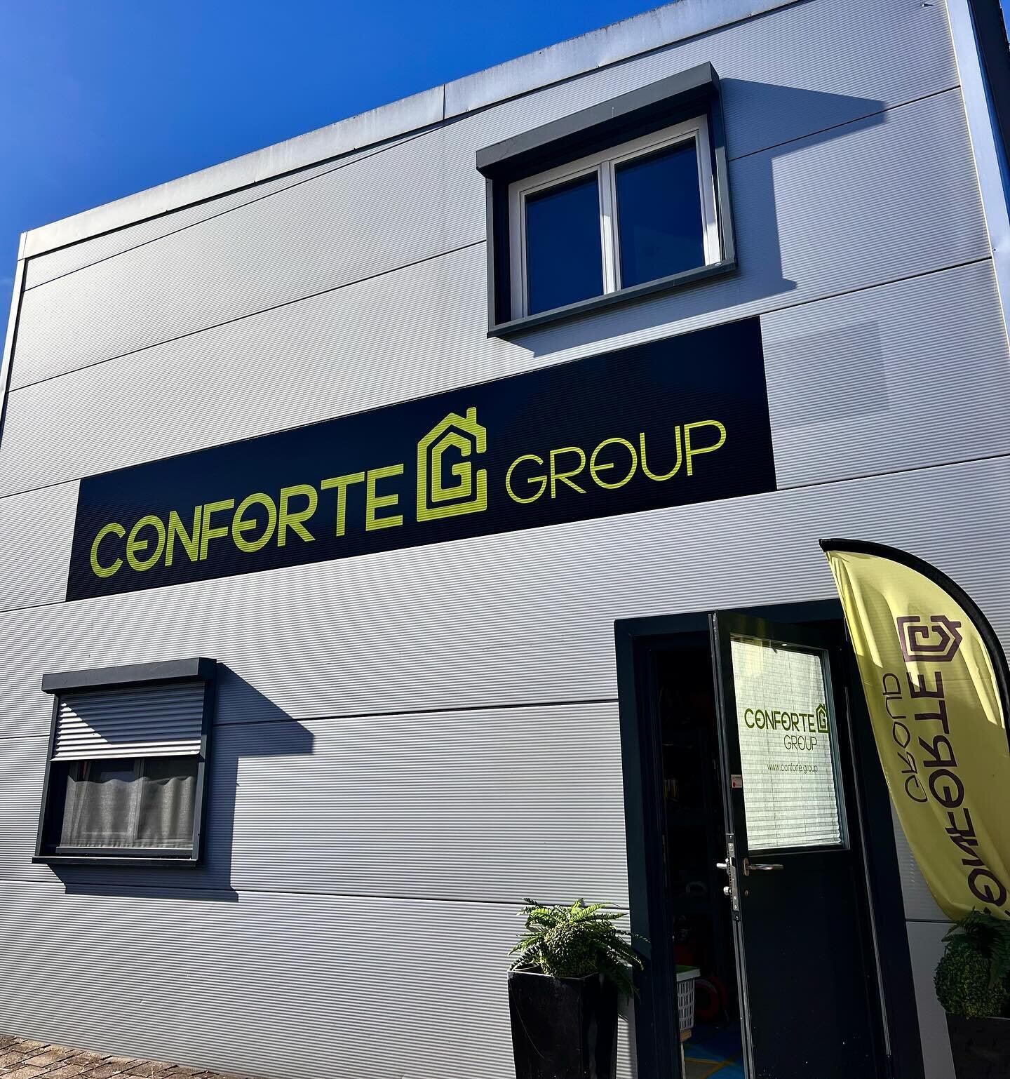 Fassadenbeschriftung f&uuml;r @confortegroup ✅ 💪🏼

#beschriftung #geb&auml;ude #fassadenbeschriftung #werbung #gipser #maler #werbetechnik #folierung 

💚 Dank f&uuml;r den Auftrag! 🙏🏻