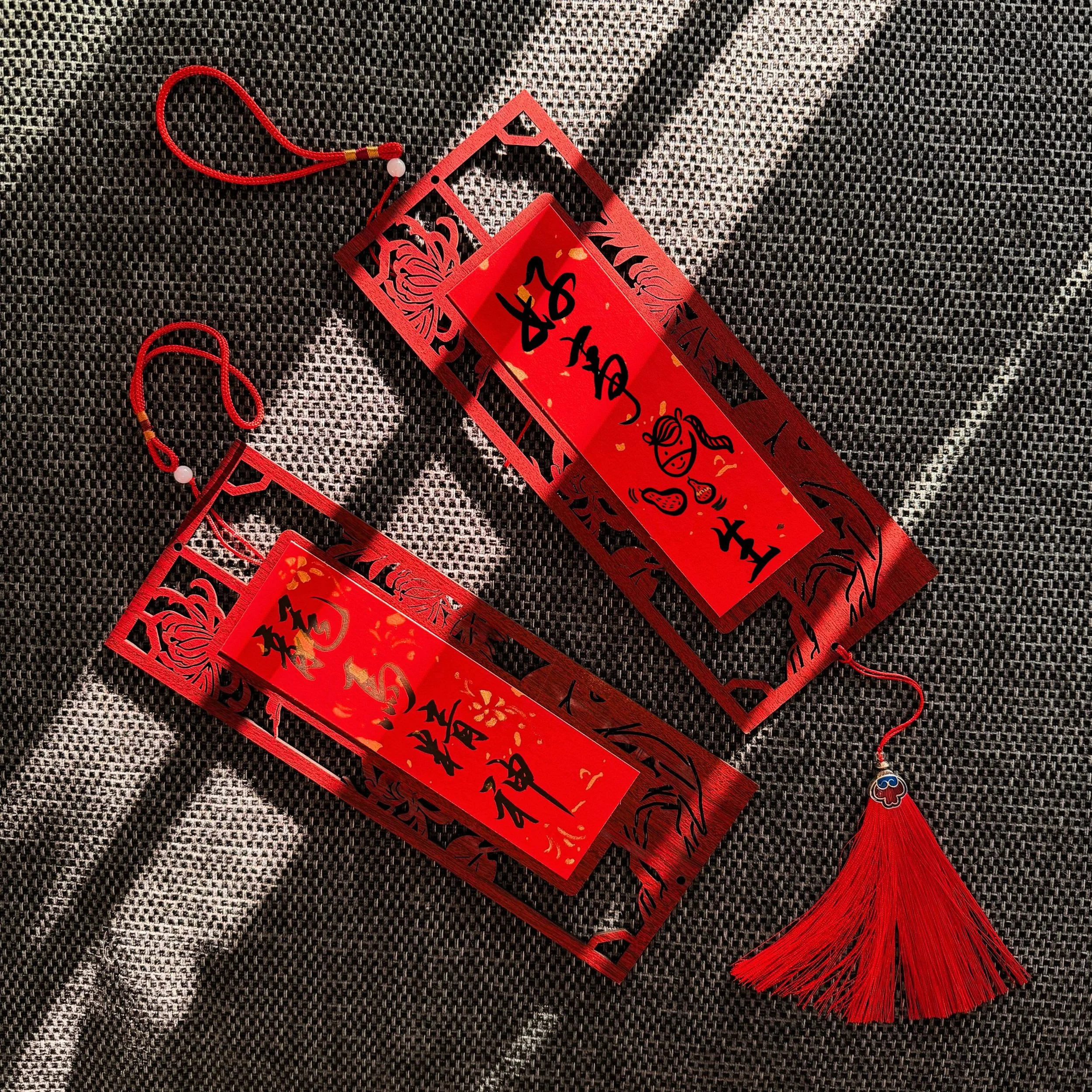 Wooden Carved Spring Couplet Hanging Ornament (（木雕長形春聯吊飾）