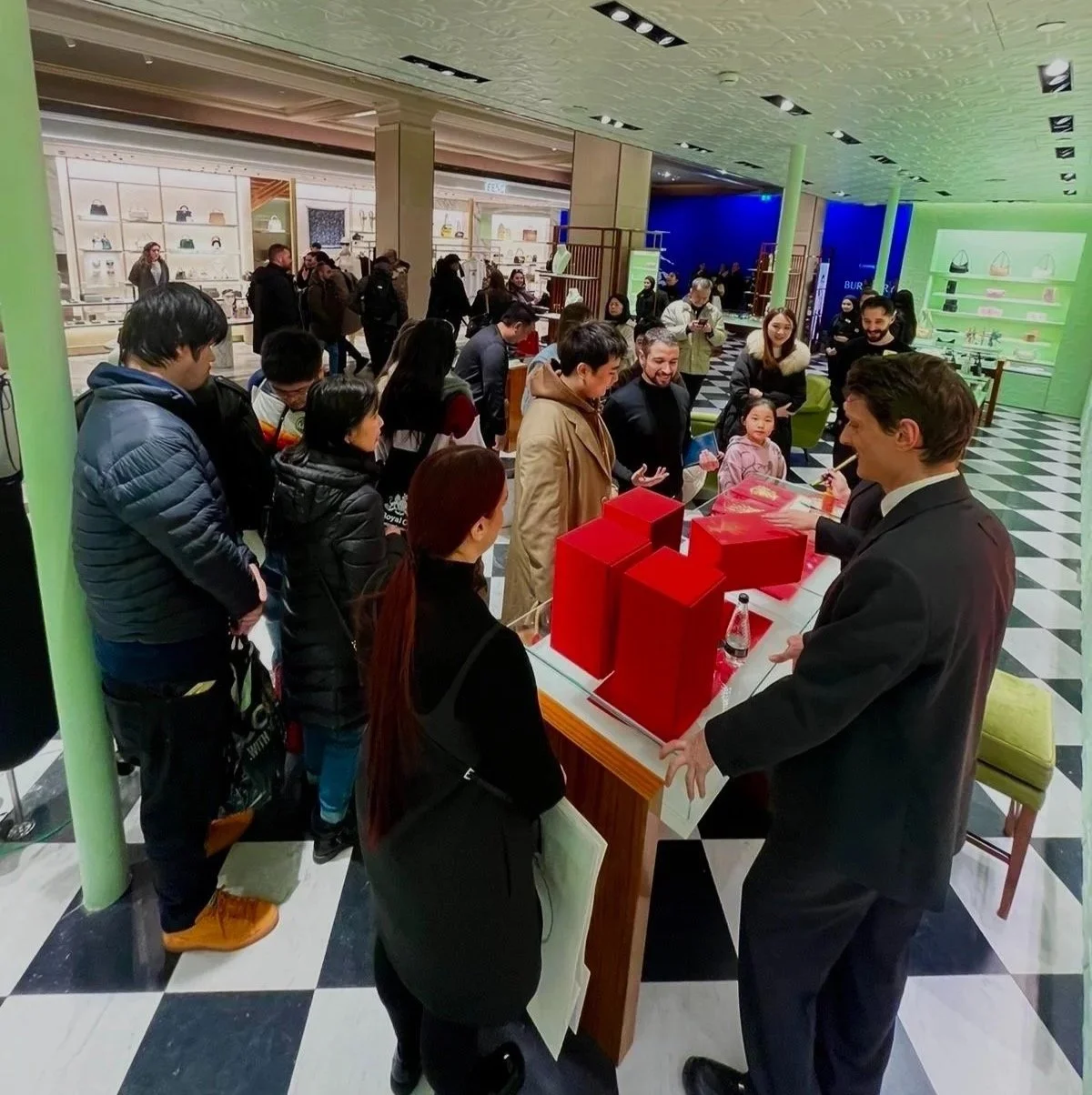 Guests watching a piece being created in real time — one of the most engaging moments at lingsspace event.