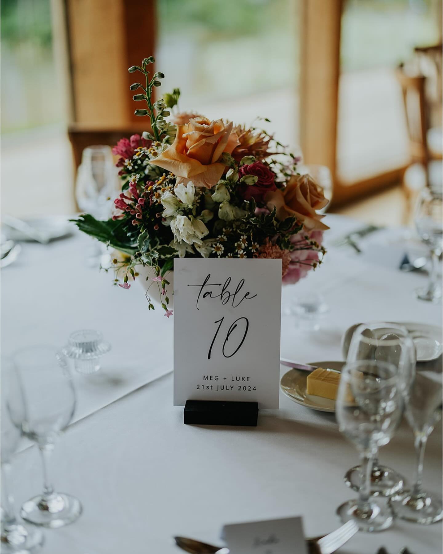 Pair our table name holders with your centre peice to add a little touch to your tables 💐 

~ table name holders ~ 

www.feaeventdecor.co.uk