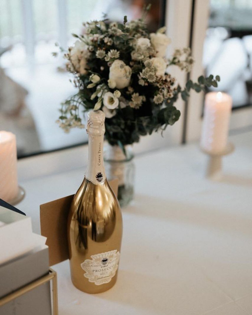 Display our candle stands at your gift table to add a subtle touch ✨ 

Photography: @matthoranphotography 📸