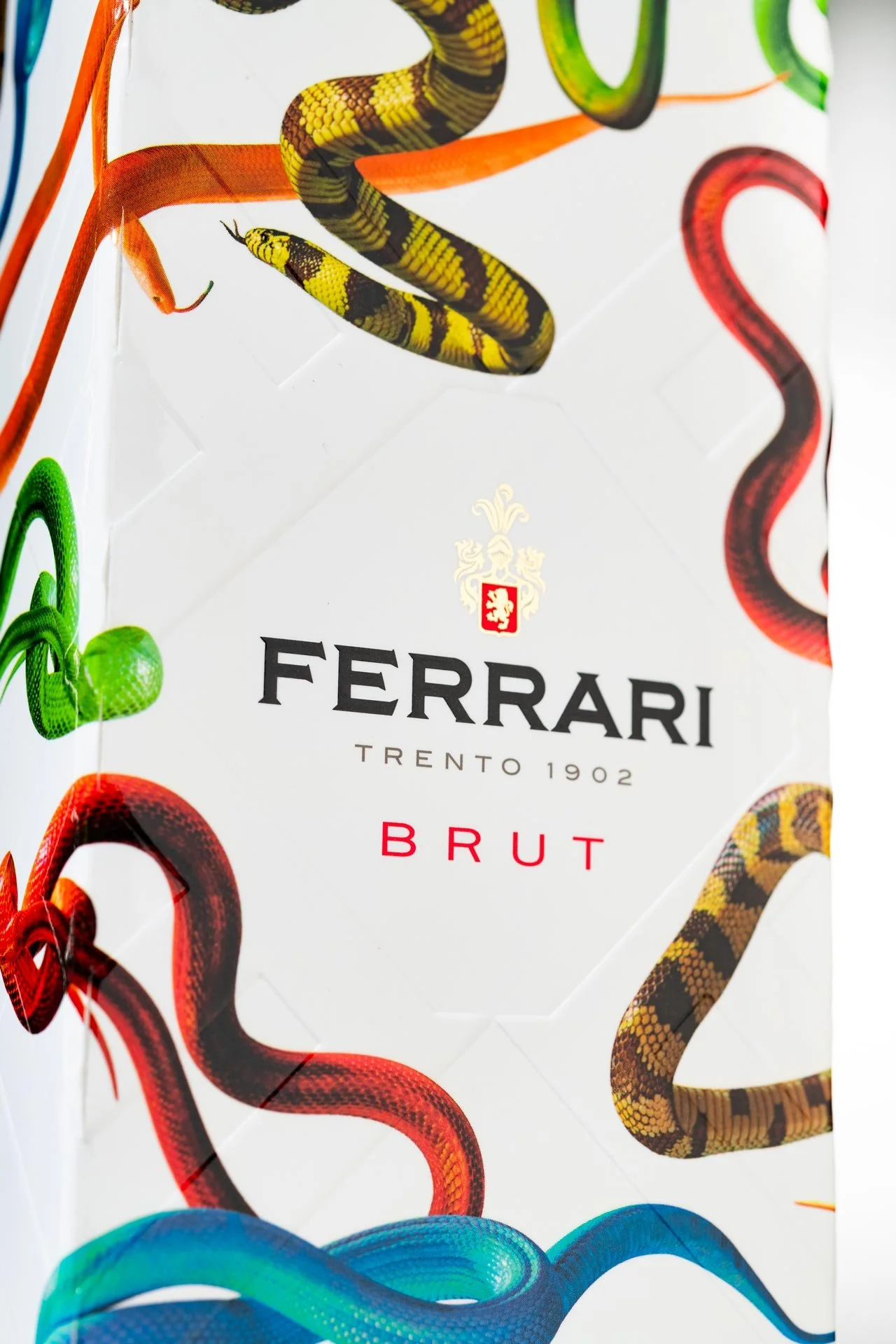 Ferrari-Brut-astuccio_toilet-paper_serpenti_d03.jpg