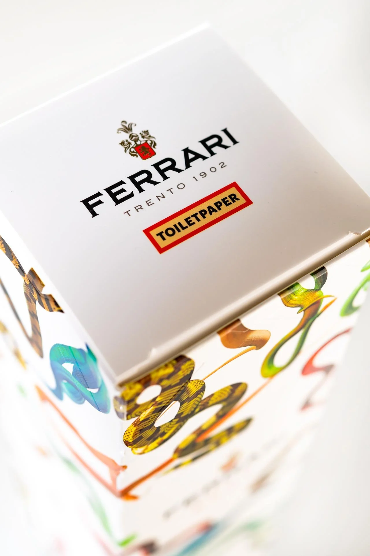 Ferrari-Brut-astuccio_toilet-paper_serpenti_d08.jpg