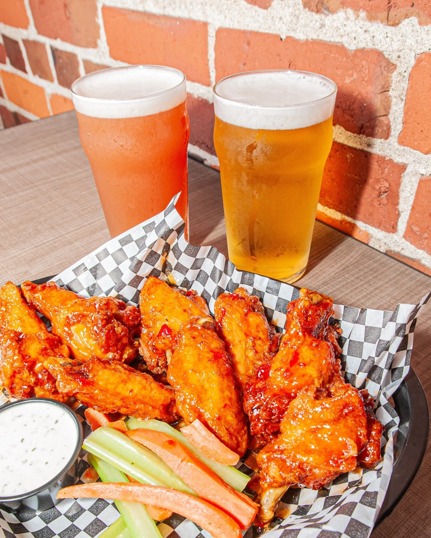Nothin' quite like getting messy with your bestie over some wings and a couple of brews! ⁠
⁠
Pints are just $5 during our DAILY happy hour from 3-6pm!