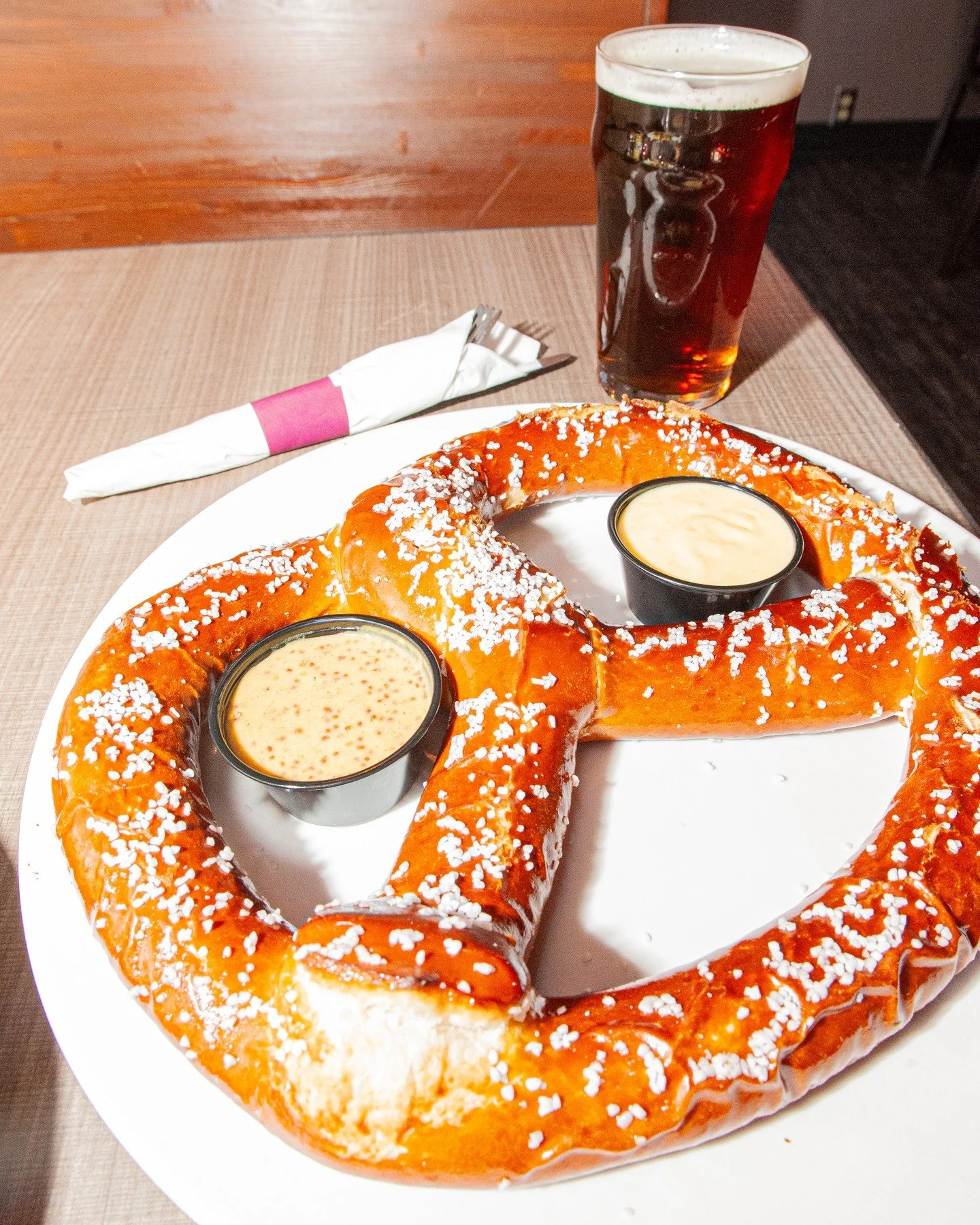 Join us for a Dip &amp; Sip sesh! 🥨🍺 ⁠
⁠
⁠
Daily happy hour 3-6 PM features our warm soft pretzel with beer mustard and pub cheese for $6, $5 craft beer pints, and plenty of other tasty food and drink specials.