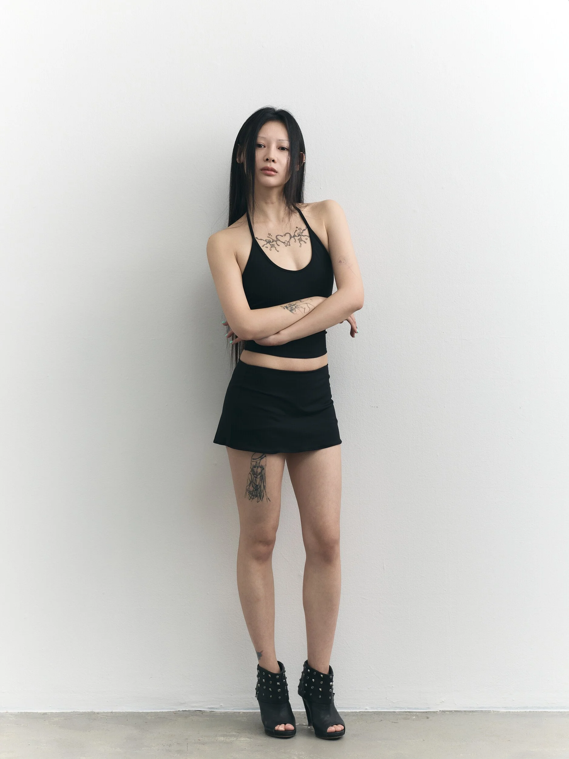 Model digitals: full-length shot of the model with arms crossed