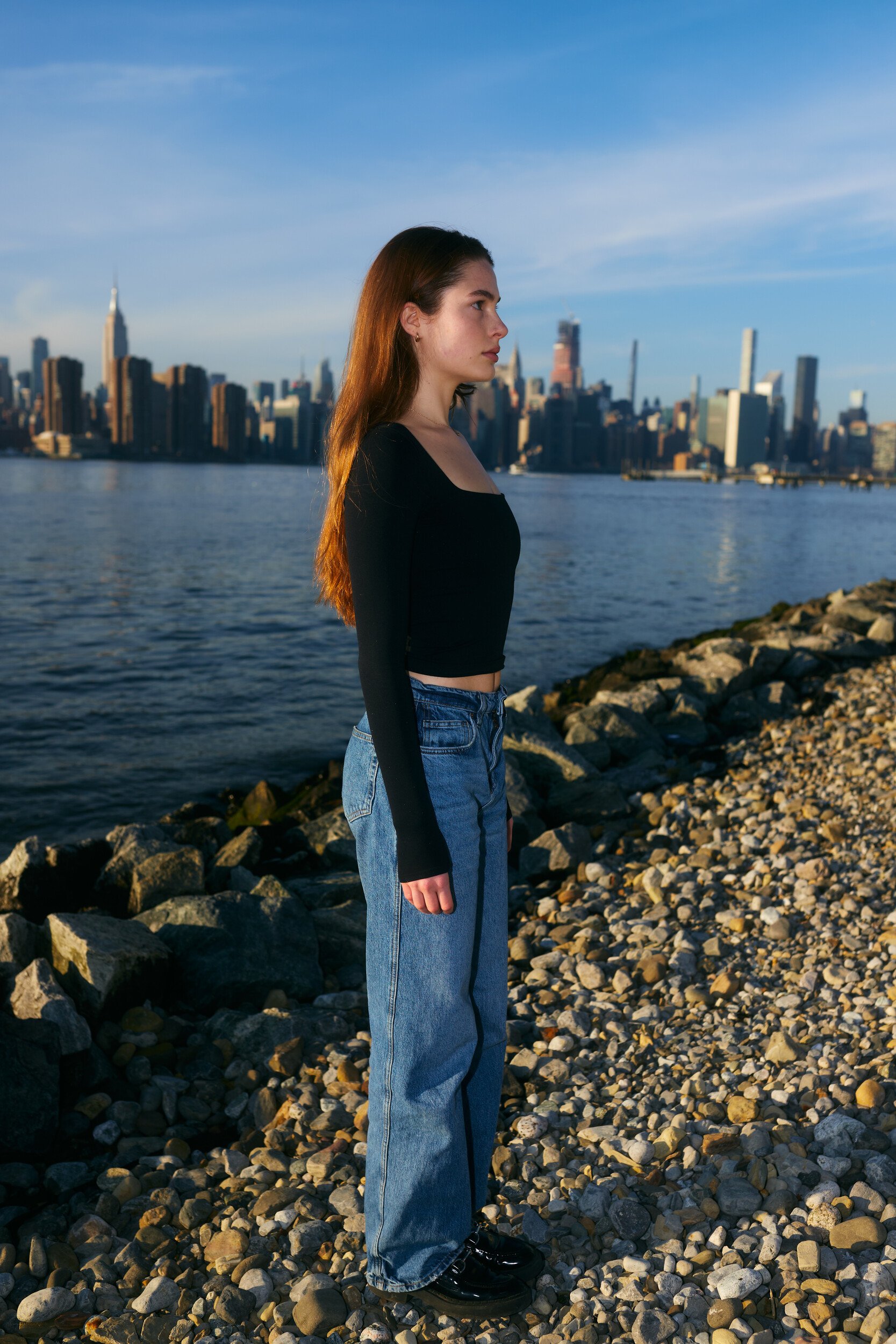 Model digitals by the river: side profile of the female model