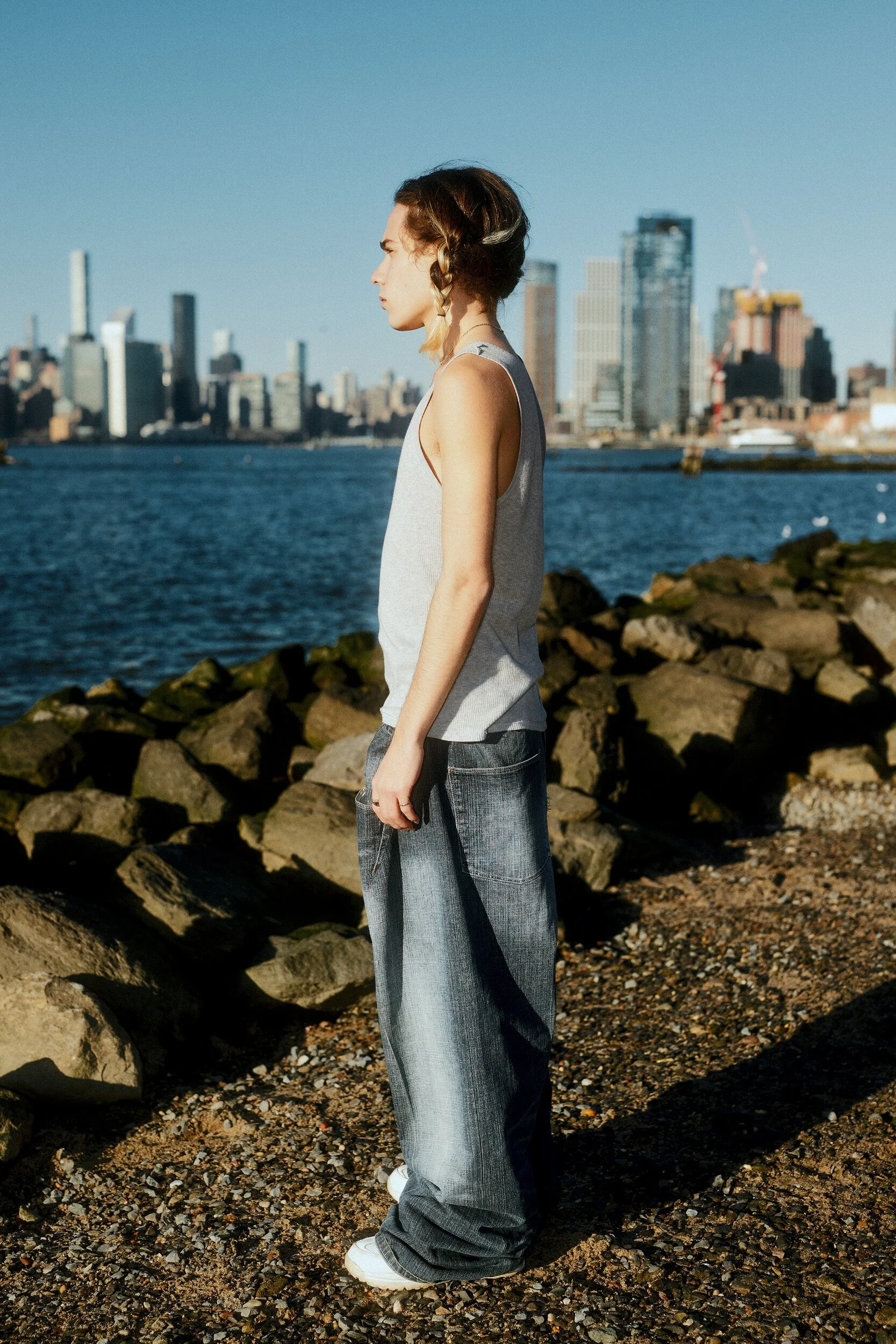 Model digitals by the river: side profile of the male model