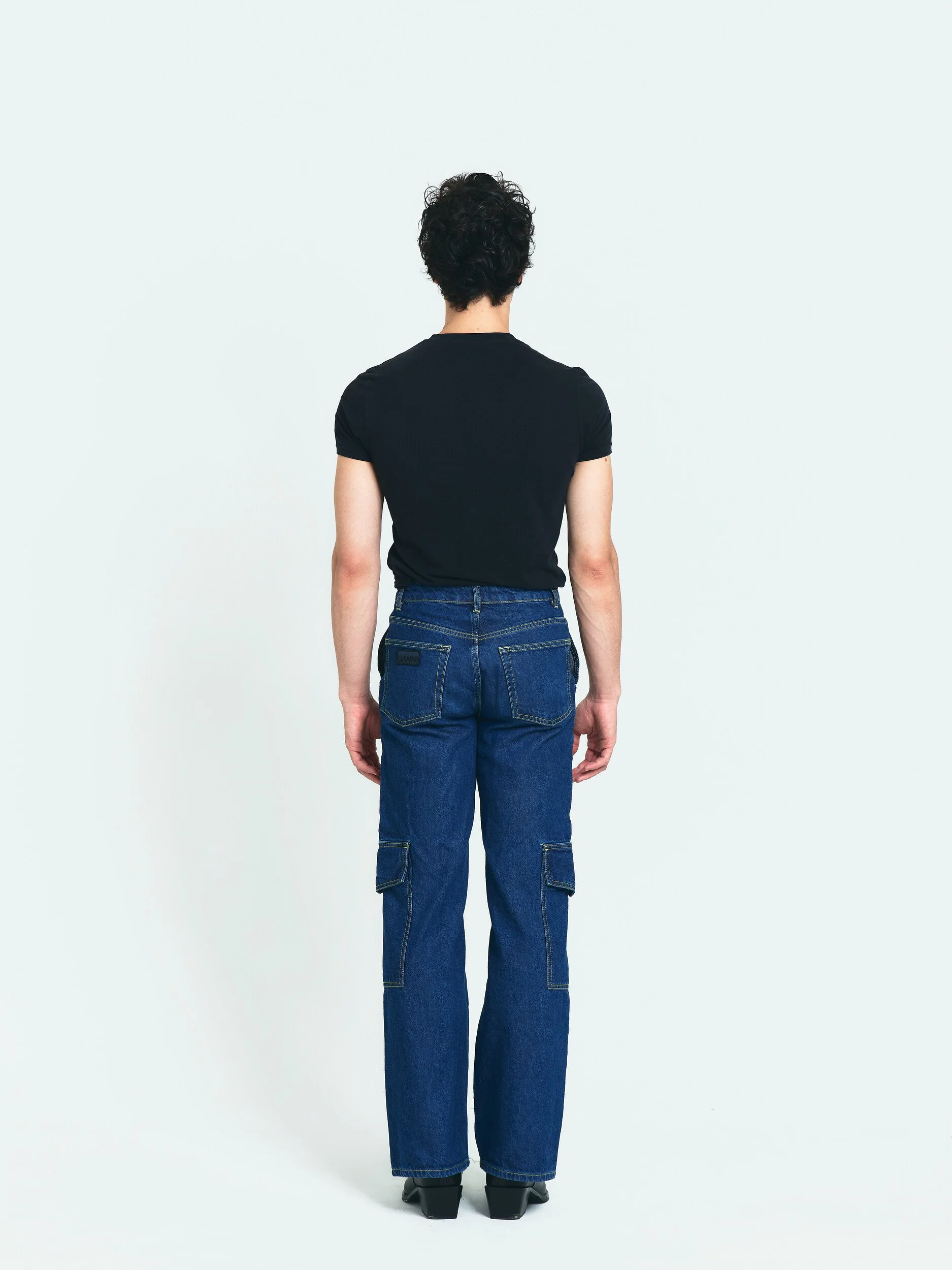 Model digitals: full-length back view of the male model