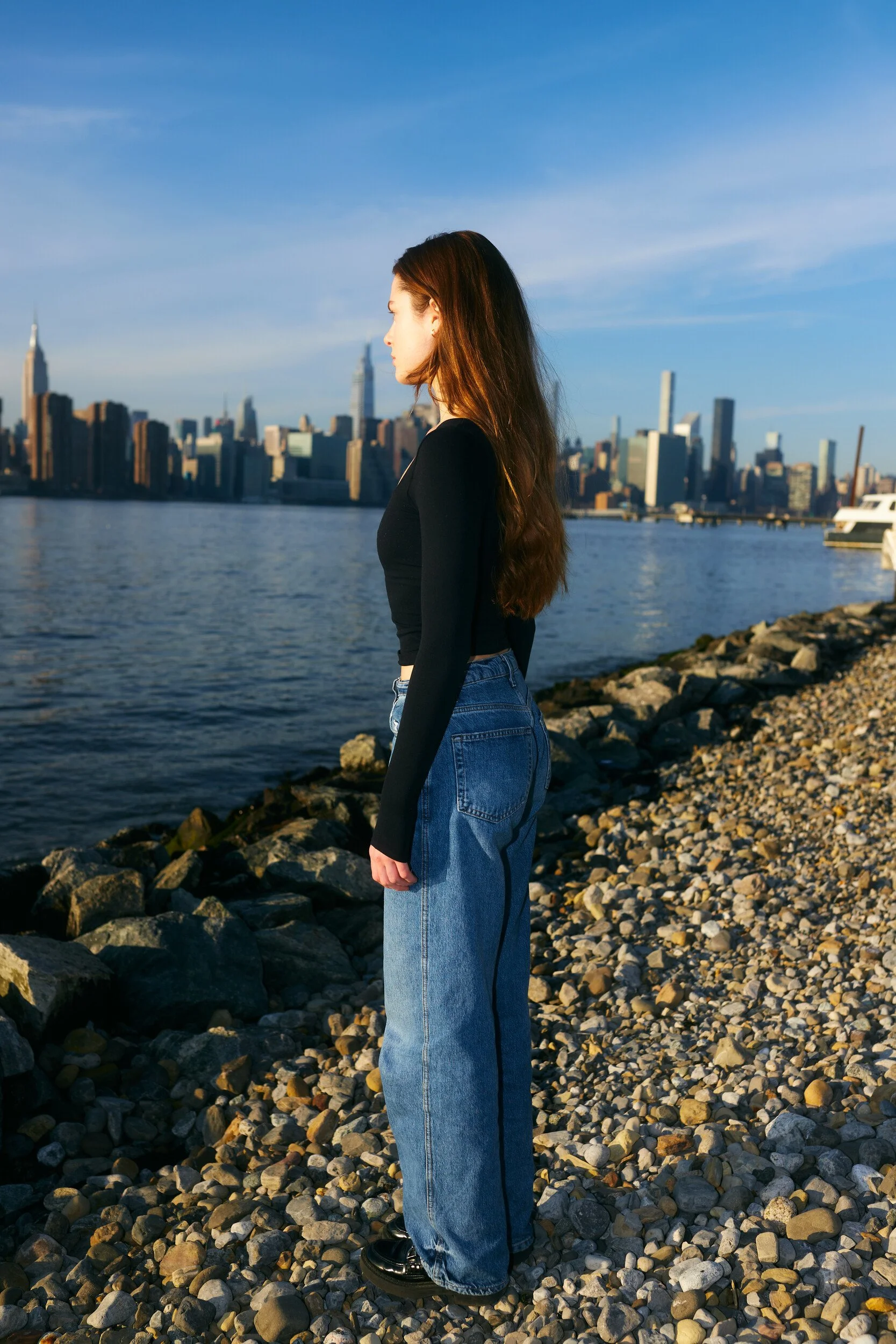 Model digitals by the river: side profile of the female model