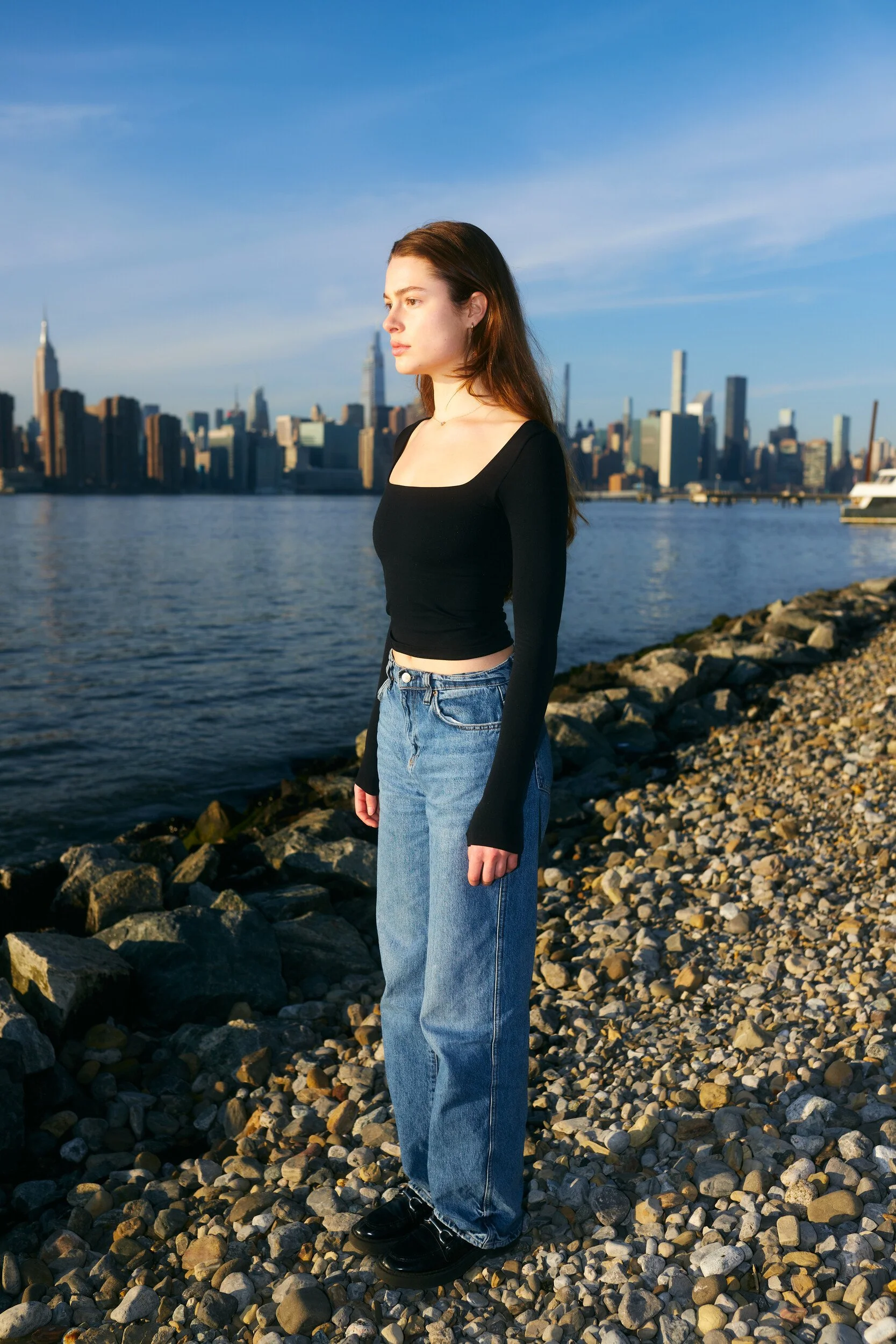 Model digitals by the river: three-quarter view of the female model