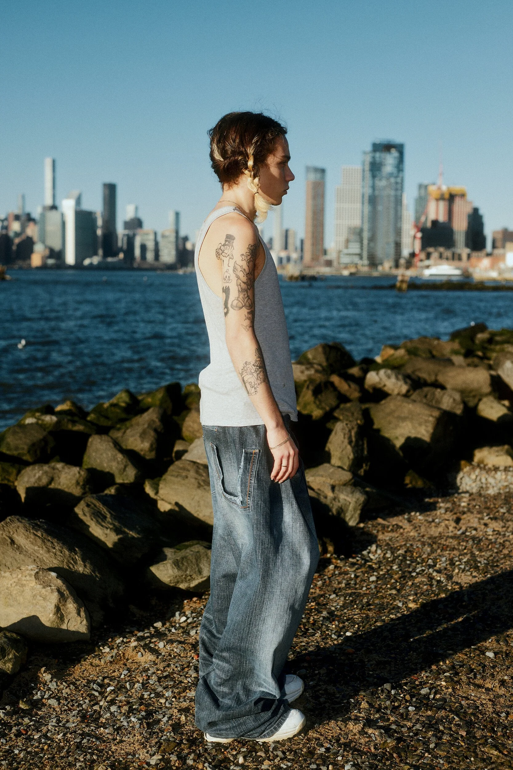 Model digitals by the river: three-quarter view of the male model