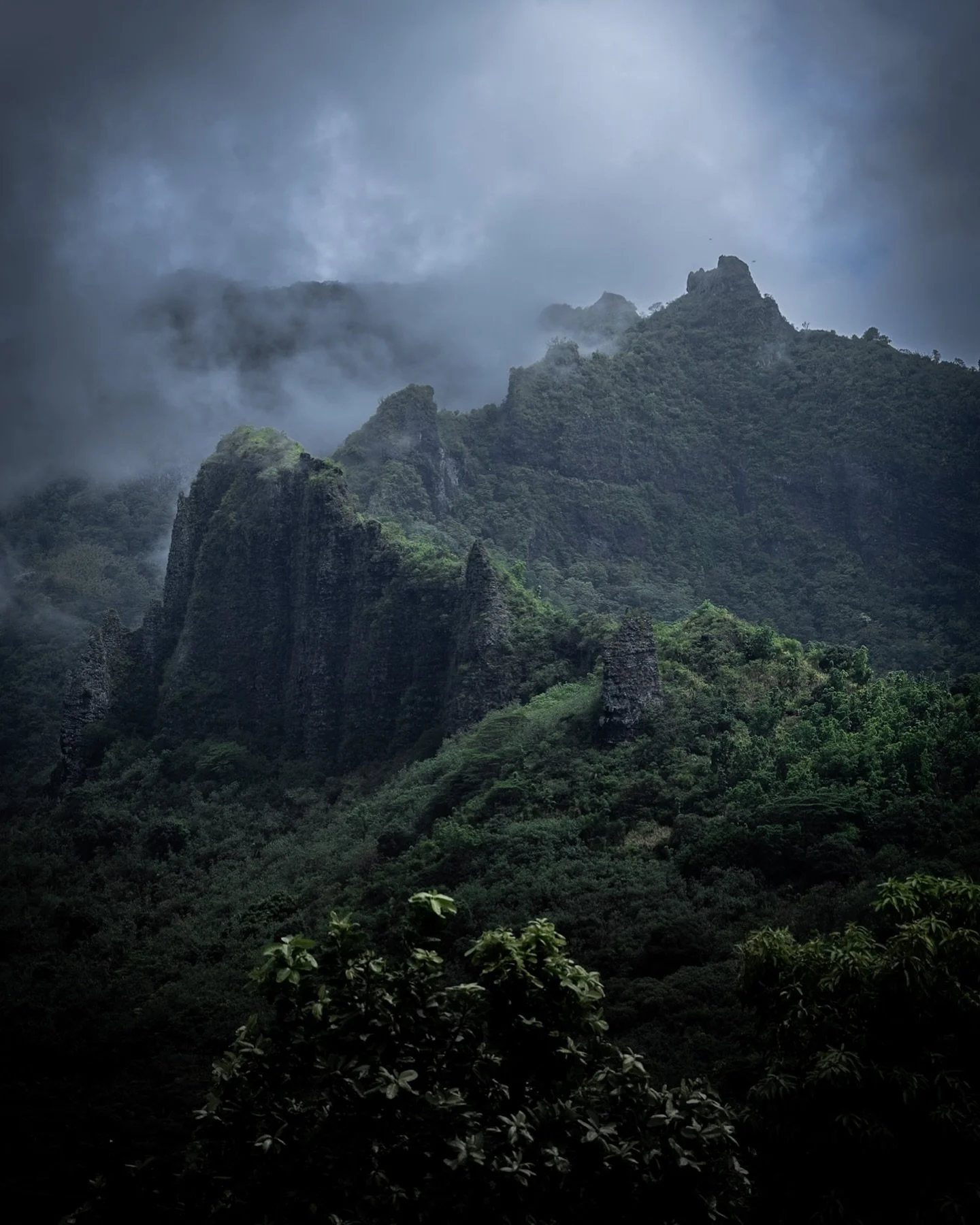 A glimpse into Moorea&rsquo;s stunning landscape; where the clouds meet the mountains and time stand still.
.
.
.
#moorea #frenchpolynesia #travel #naturephotography #naturelovers #nature_moods #moodygrams #yourshotphotographer #earthfocus #wondermor