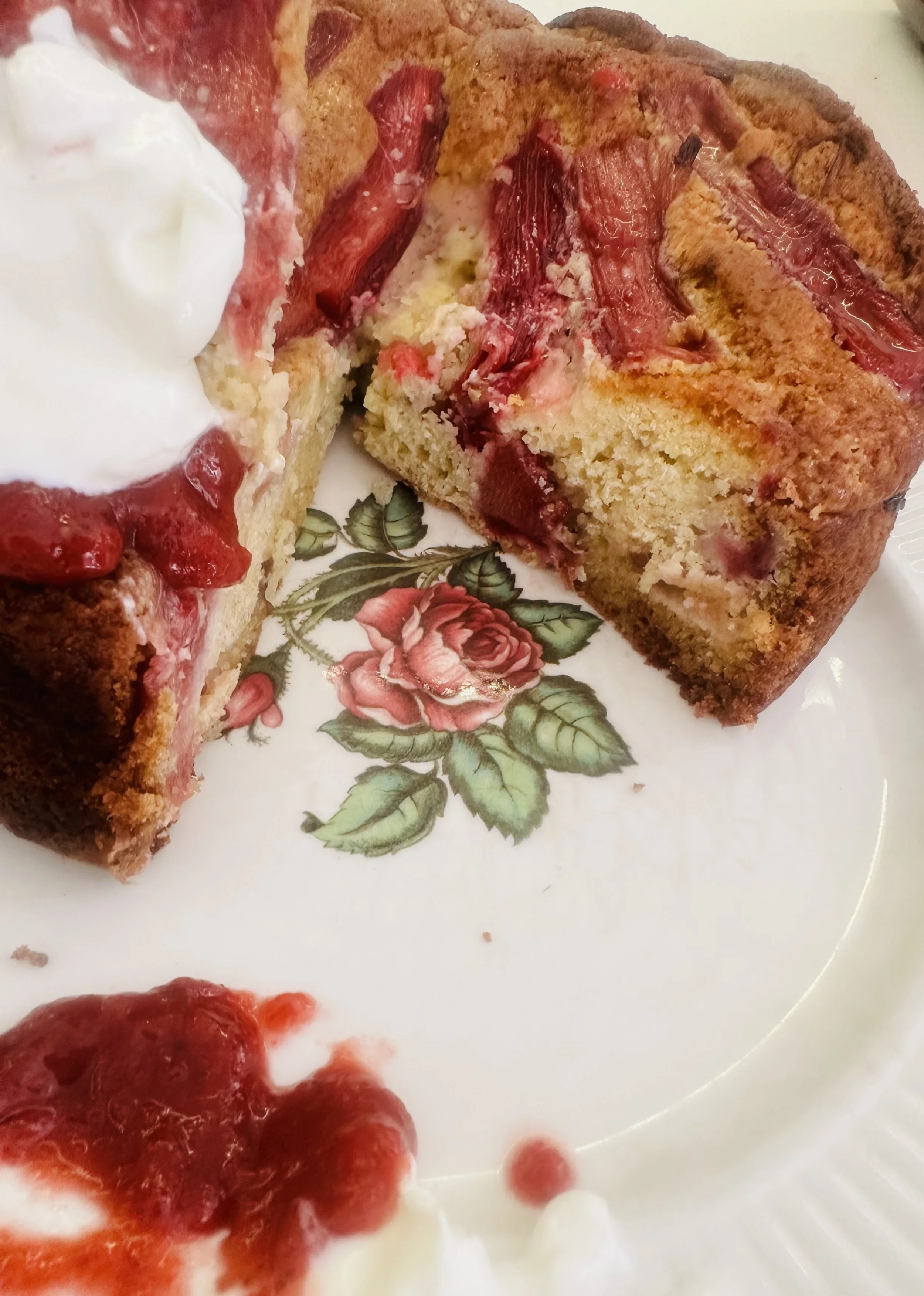 RHUBARB AND YOGHURT CAKE
