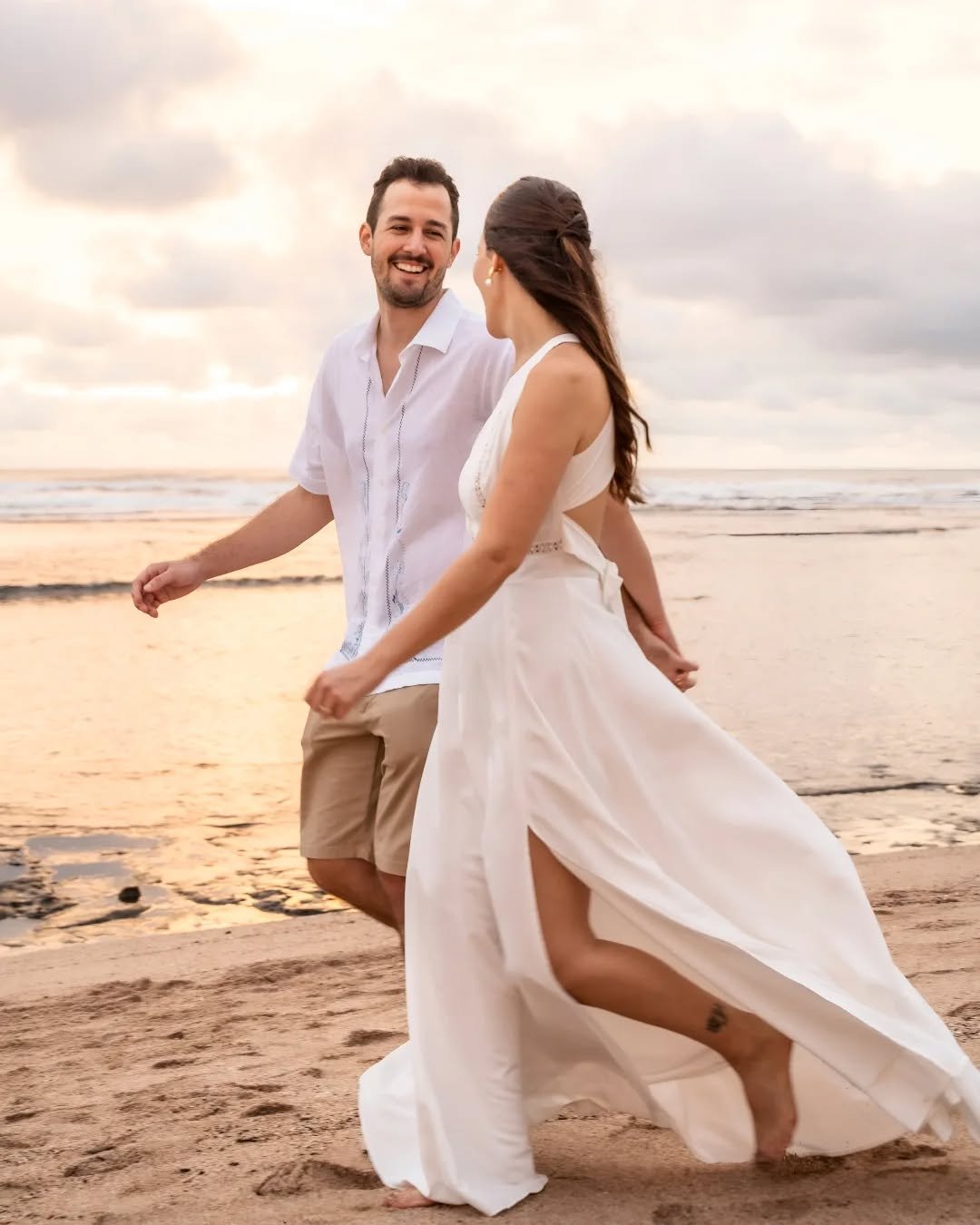 Felicidades @pgreenwood_ @andreanavarroo 💞🥥🌅
.
.
🌺@florecernosara_floraldesigners
Ceremony led by @felipelopezpozuelo
.
.
.
#artphotoines #nosara #nosaracostarica #nosaraphotographer #nosarawedding #nosarabeach #nosaraweddings #nosaraweddingphoto