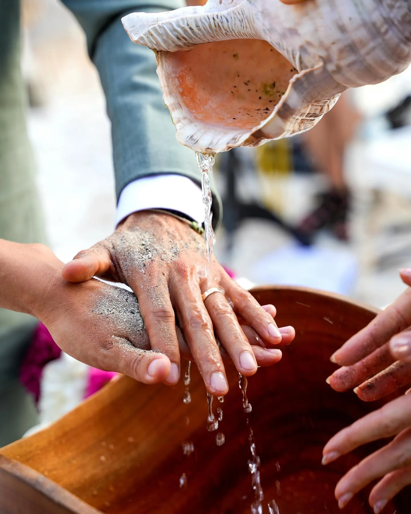 Tati &amp; Carlos 🐚 🌊 
After the rings, Tati &amp; Carlos used water from Playa Guiones, poured from a shell with sand over their hands.  What a beautiful way for two surfers to say YES. 
 Gracias por dejarme capturar la magia de este momento 🌊
@t