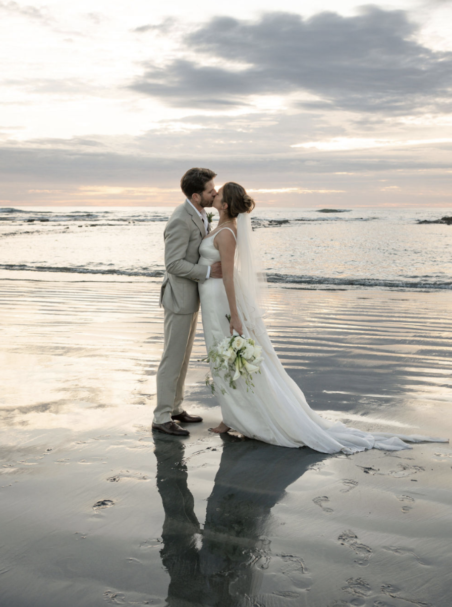 Five-star wedding photography testimonial from a couple praising Inés Prelovsek for capturing authentic emotions, beautiful moments, and stunning wedding portraits in Costa Rica.