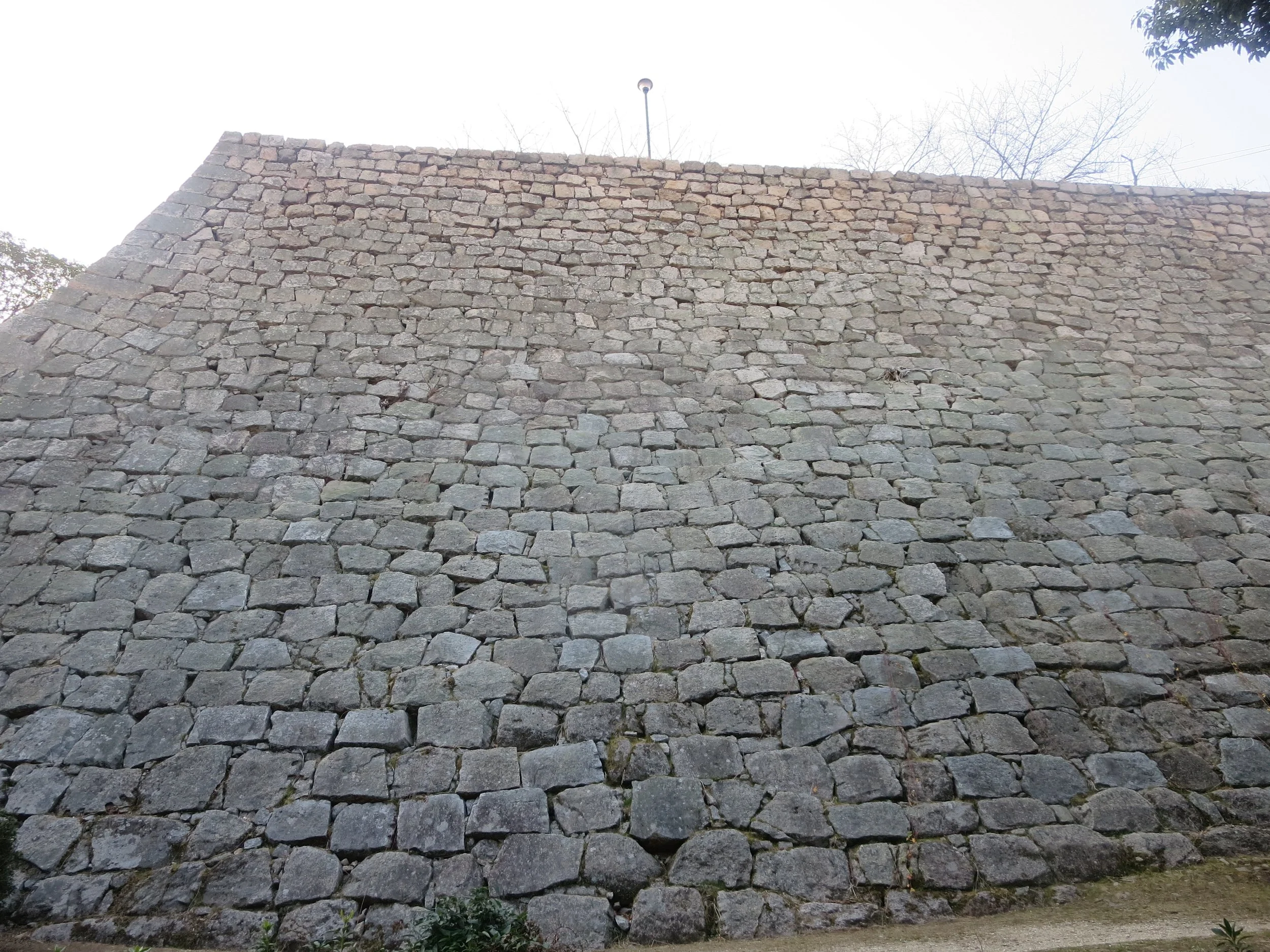 三の丸北面石垣 (2).JPG