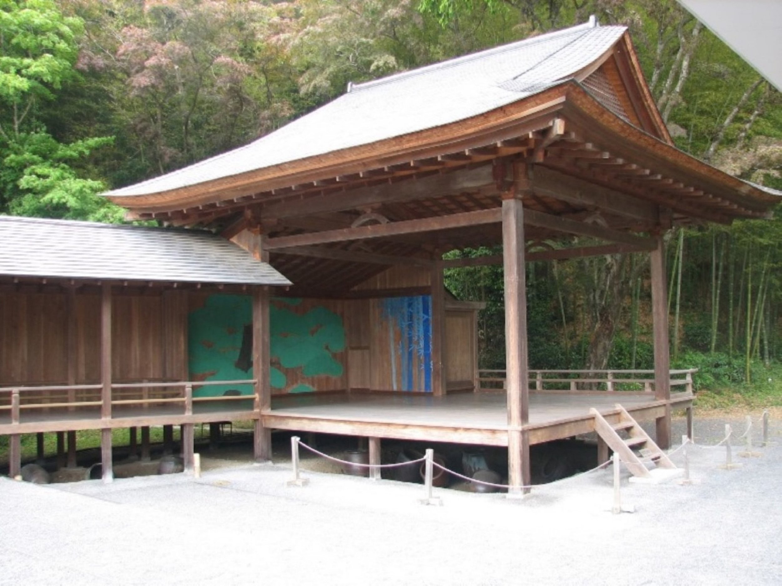 伝統芸能伝承館「森舞台」.JPG