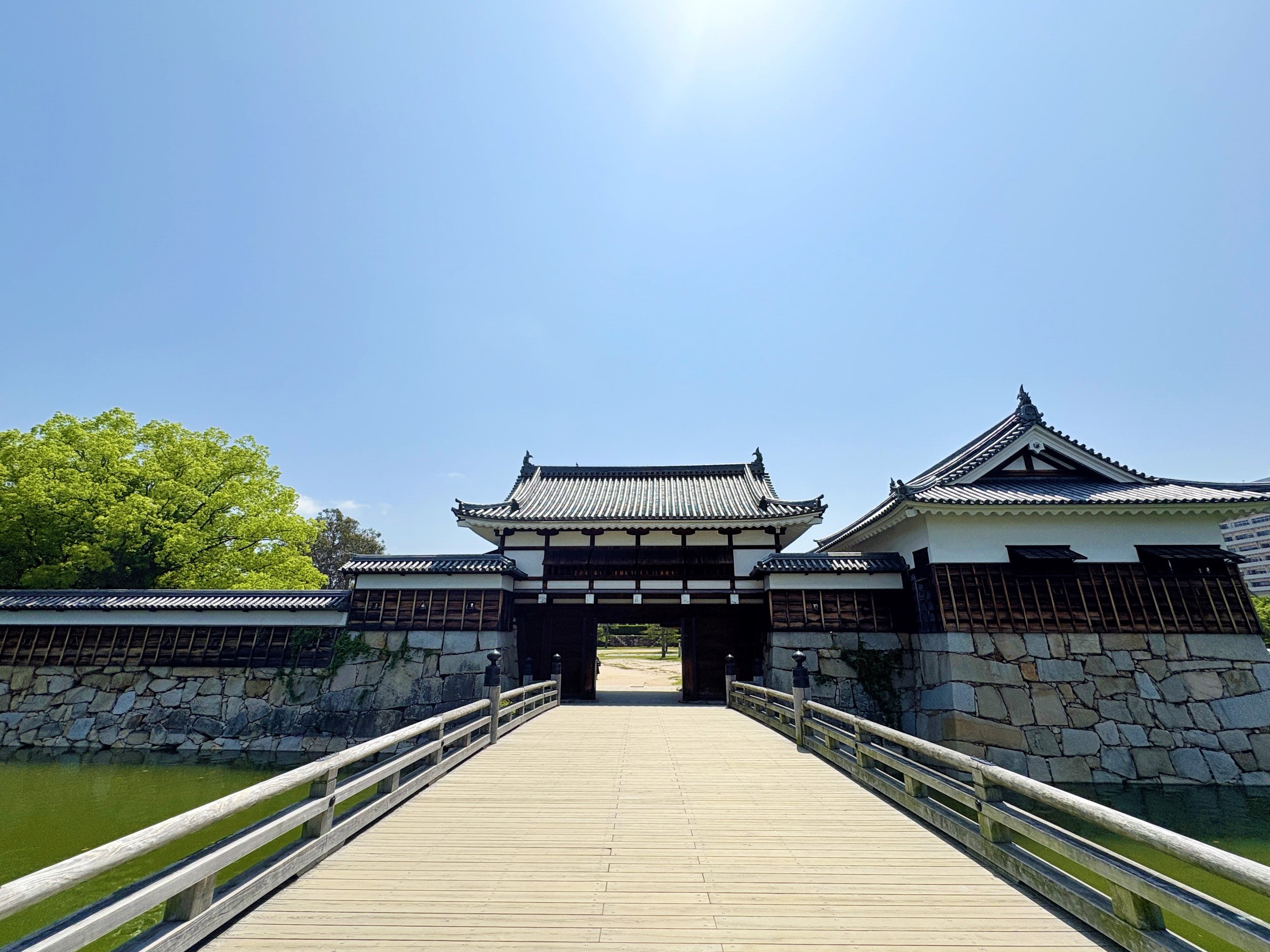【広島城二の丸】御門橋から表御門をのぞむ.JPG