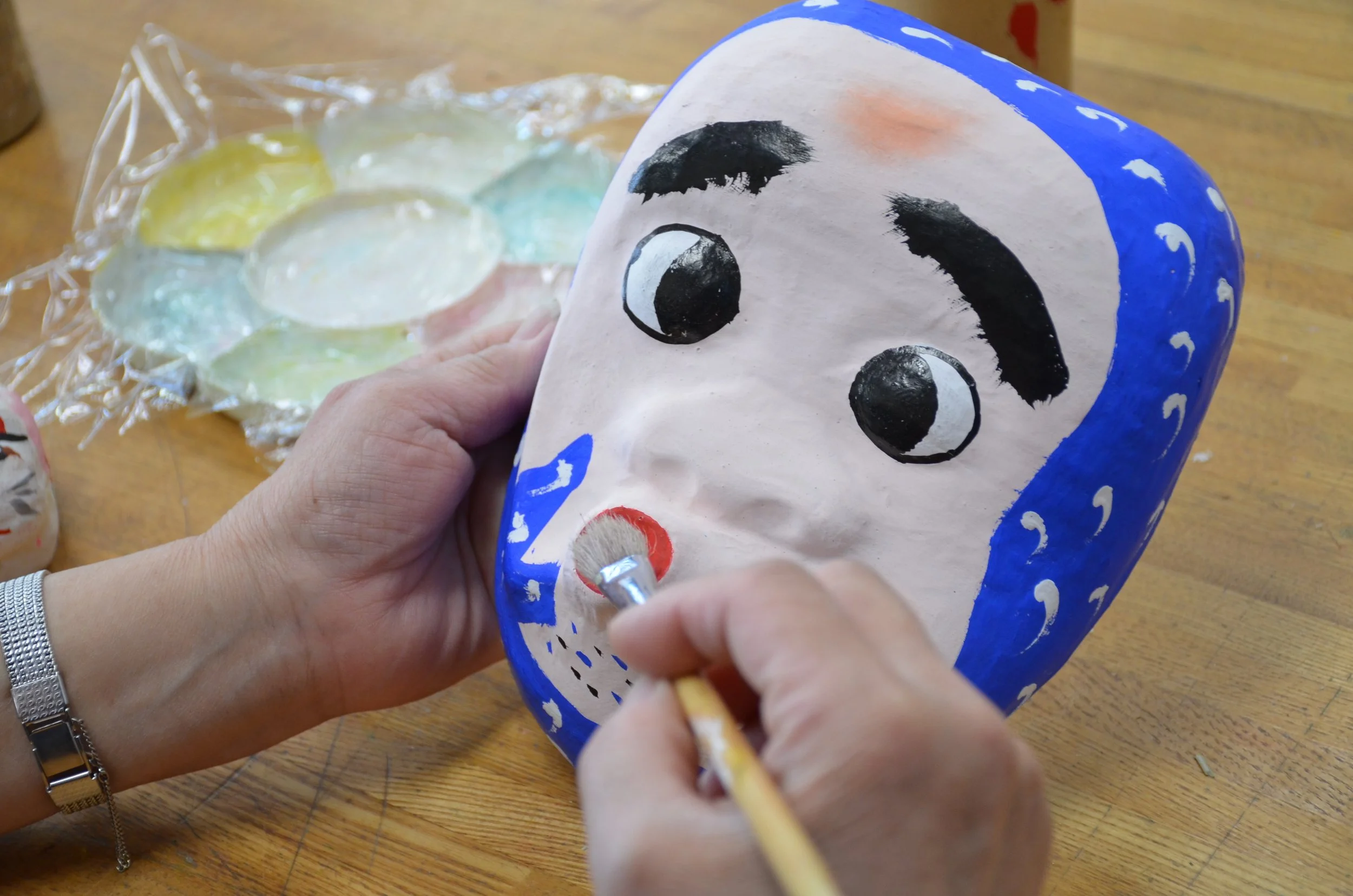 張り子の絵付け.JPG