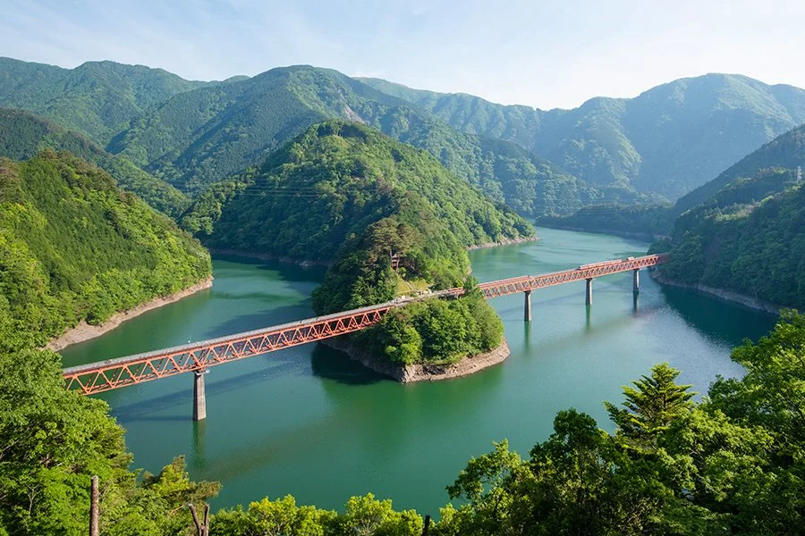 奥大井湖上駅_俯瞰_接岨湖.jpg