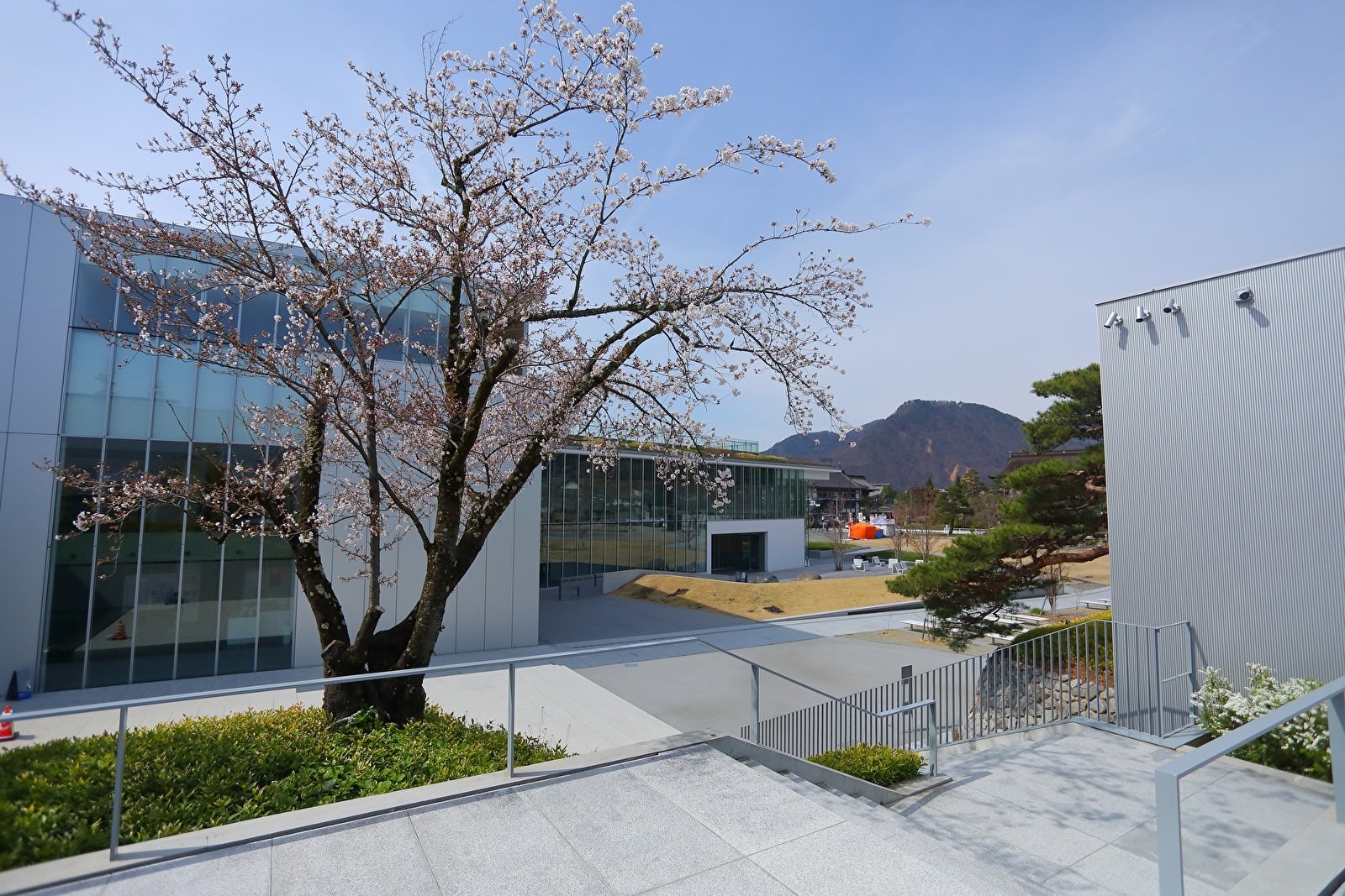 Nagano Prefectural Art Museum春1 72dpi.jpg