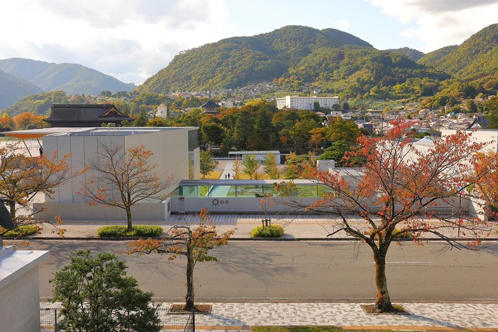 Nagano Prefectural Art Museum秋2 72dpi.jpg