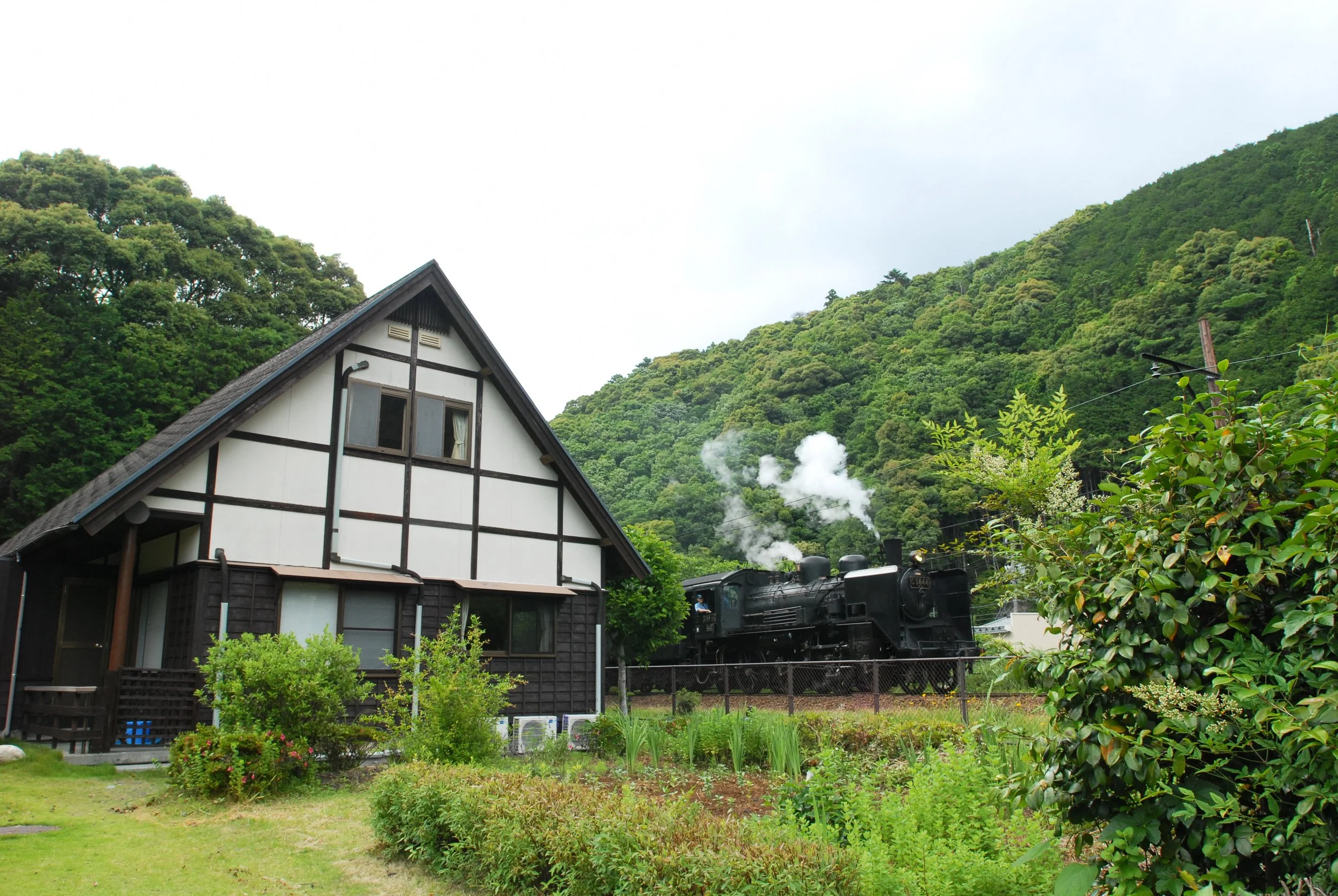 コテージ鵜山とSL（新金谷向き）　.JPG