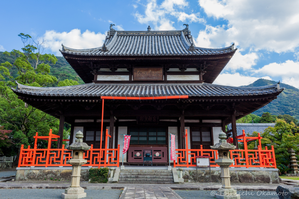 Kōjusan Fukujuji Temple in Kitakyushu — a 350-year-old Ōbaku Zen temple with Edo-period architecture at the foot of Mount Adachi.