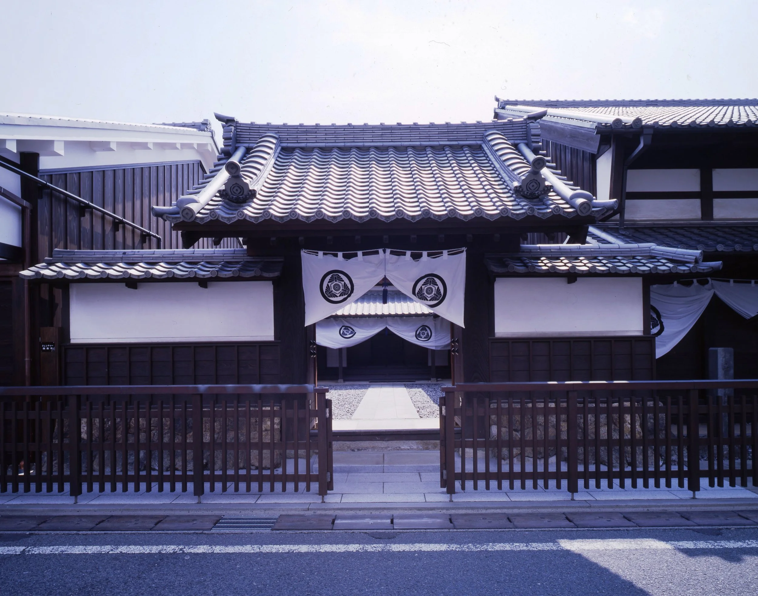 The formal wooden gate of Futagawa Shuku Honjin, an Edo-period post-station museum in Toyohashi — where Japan's feudal travel culture lives on.