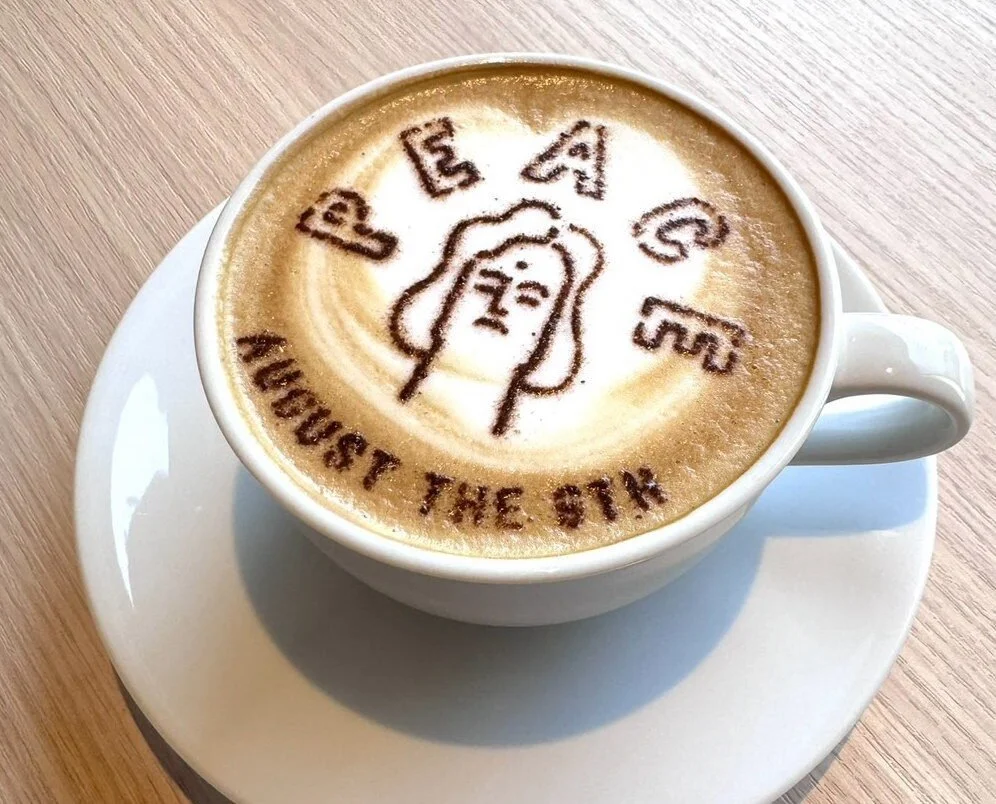 Kinenzo Latte at Peace Café — the Peace Statue and "August 9th" drawn in cocoa powder, Nagasaki.