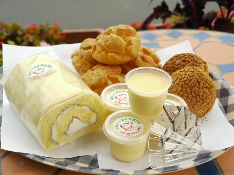 Handmade roll cake, cream puffs, and custard puddings from Kiifurusatomura, a farm-direct shop in the satoyama of Chikujo Town, Fukuoka.