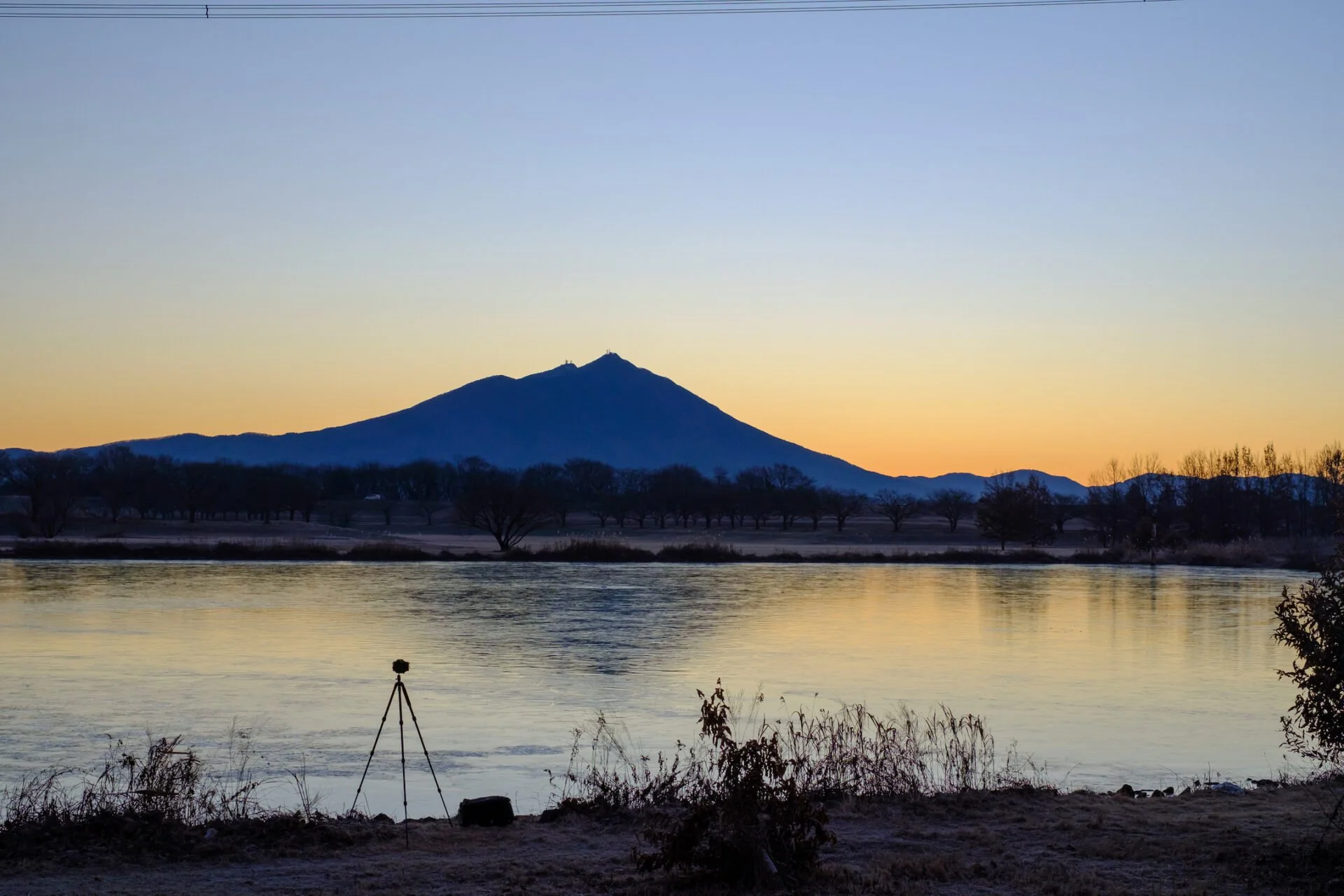 Mount Tsukuba silhouette reflected on the still waters of Hakojima Reservoir at dusk — a hidden gem in Ibaraki, Japan.