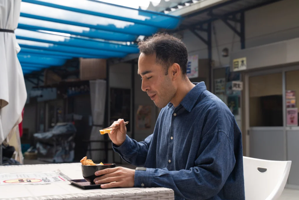 旦過市場でそらめしを楽しむ姿