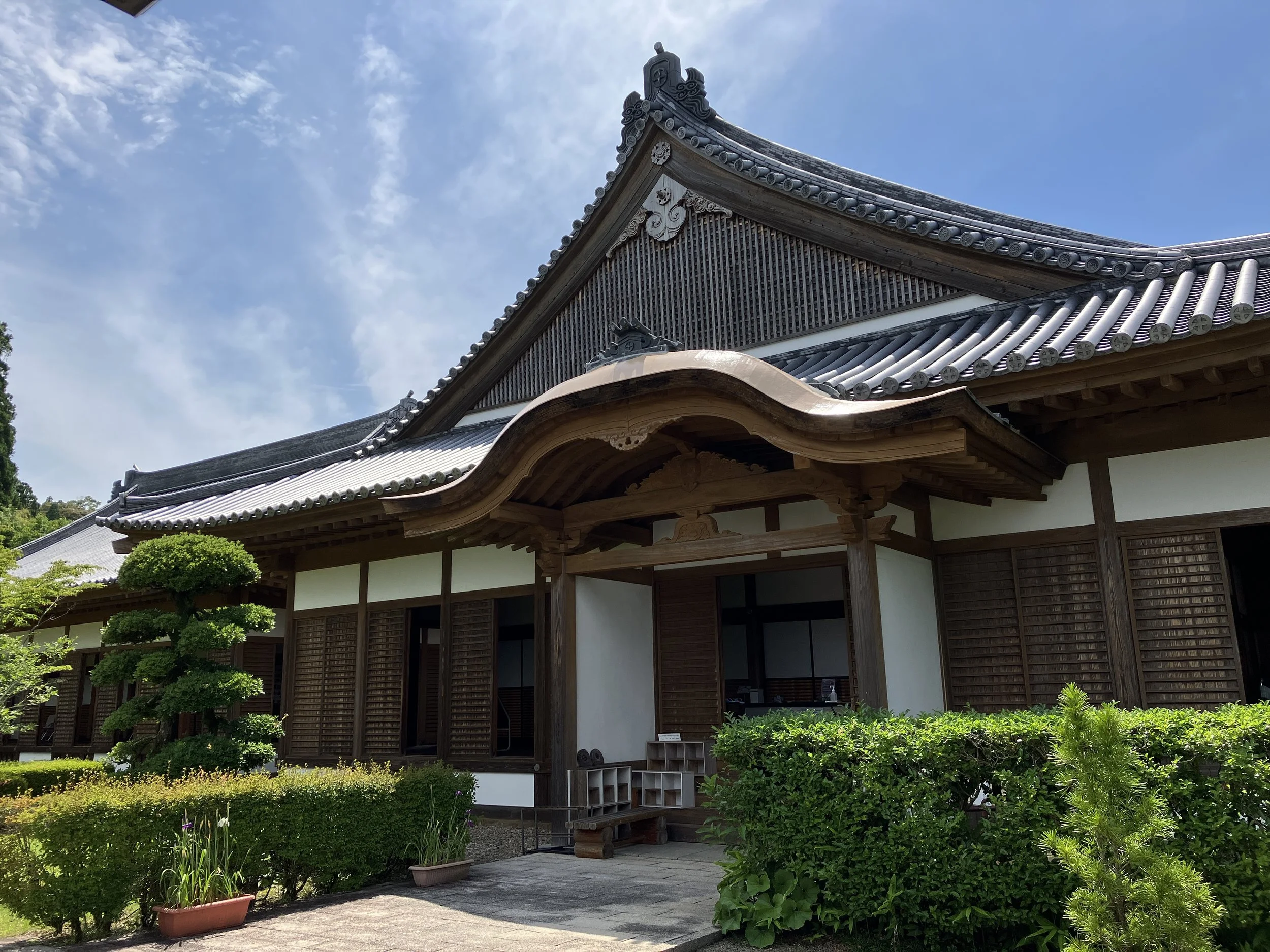 Traditional Japanese tiled-roof building at Kakushoukan, Sadowara — a quiet feudal heritage site hidden in Miyazaki City.