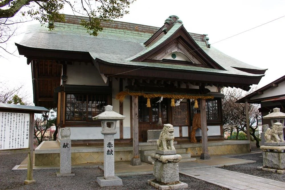 Umeyasu Tenmangu shrine in Nakama, Fukuoka — stone komainu, lanterns, and a copper-patinated roof at a quiet local Tenmangu sanctuary.