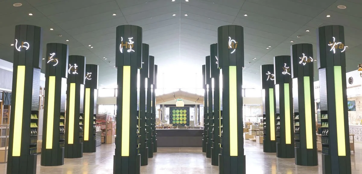 Glowing tea pillars of the MANDARA at KADODE OOIGAWA — an immersive green tea experience in Shizuoka, Japan.