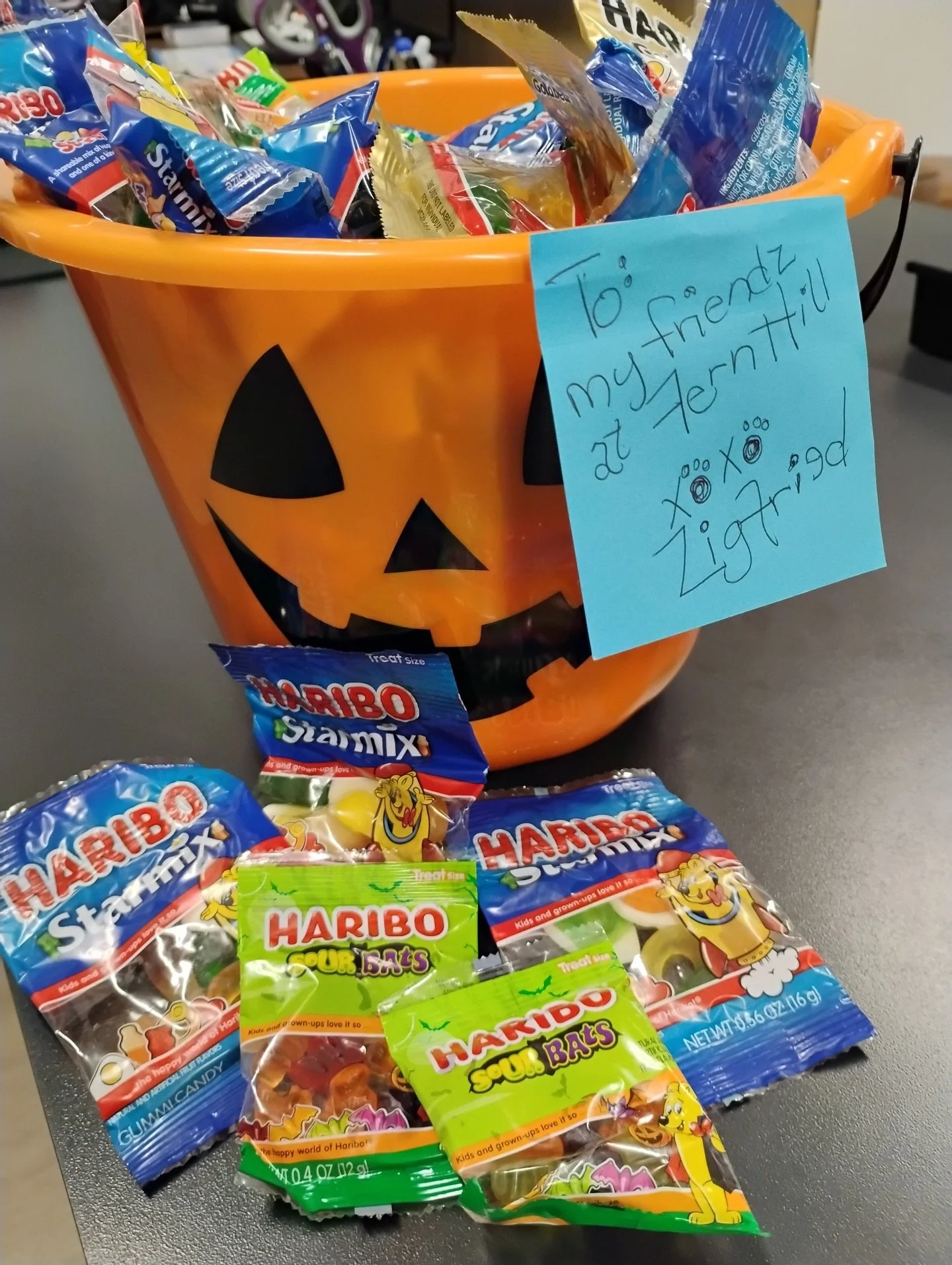 Thank you for the Halloween goodies, Zigfried and family! 🎃🍬🍭 #dogsofinstagram #catsofinstagram #puppiesofinstagram #kittensofinstagram #vetsofinstagram #vettechsofinstagram #vettech #vetmed #vet #pnwvet #fernhillvet #fernhillveterinarycare