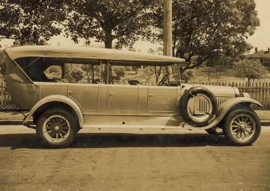 alura coaches bus vehicle in 1920's