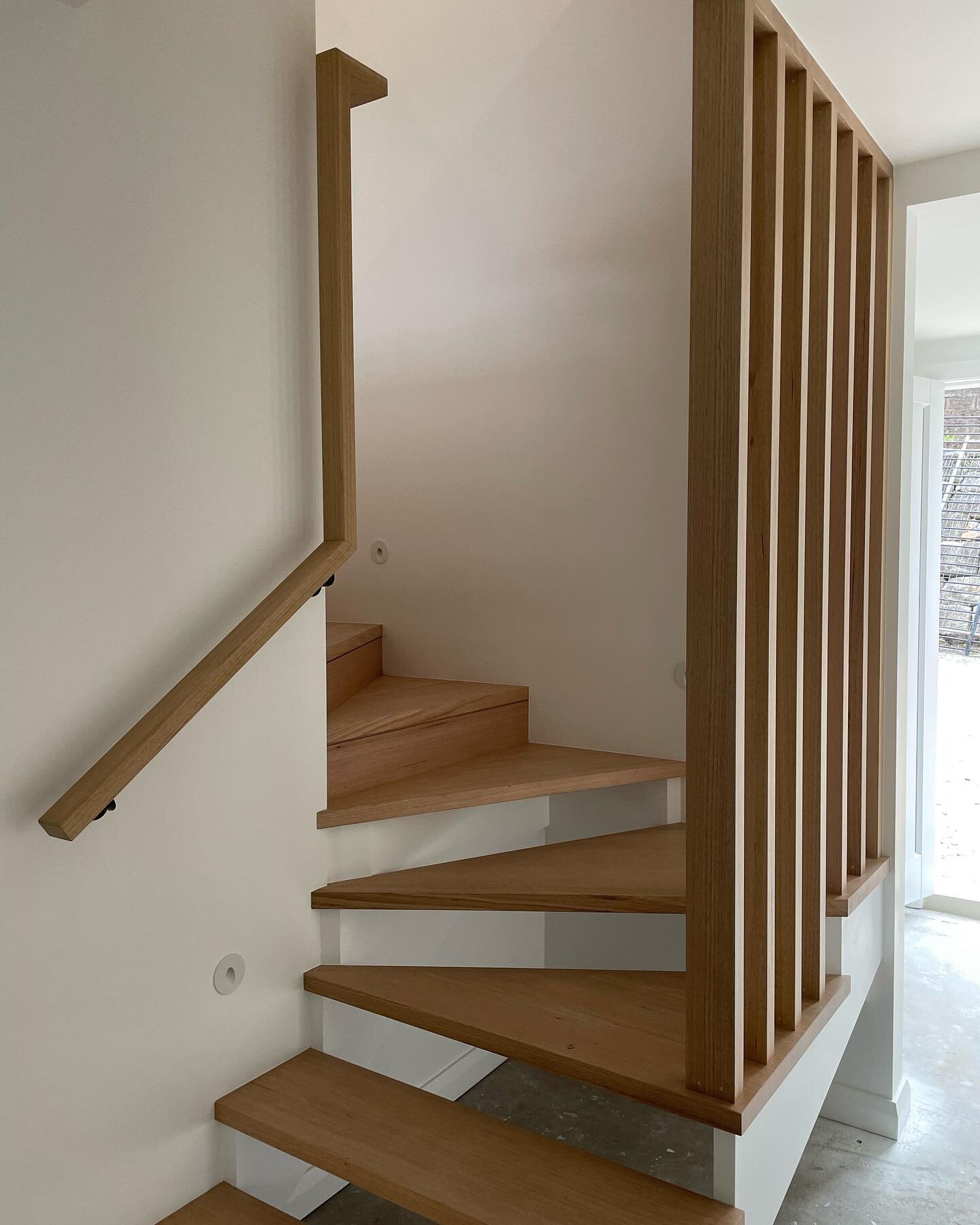 We love these stairs on our Frenchs Forest project. The lower open risers and timber screen allow plenty of light through the Lower Ground floor extension. #esiconstructions #residentialbuilding #excellenceinconstruction #victorianash